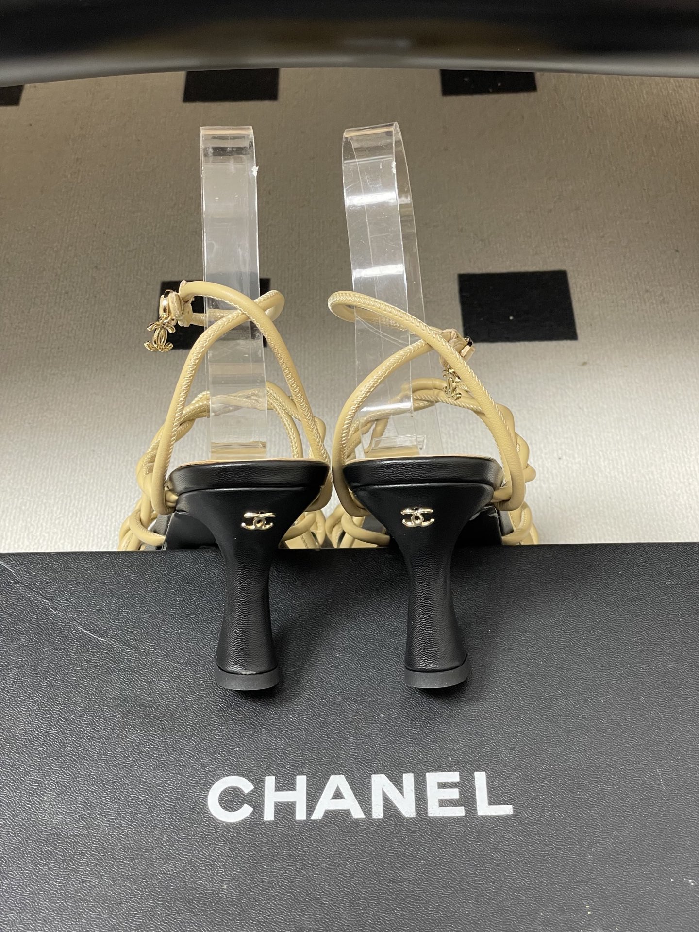 -Chanel 香奈儿2026春夏新款 小香走秀款经典双C扣抽绳细带凉鞋方头高跟凉鞋采用了经典且优雅的设