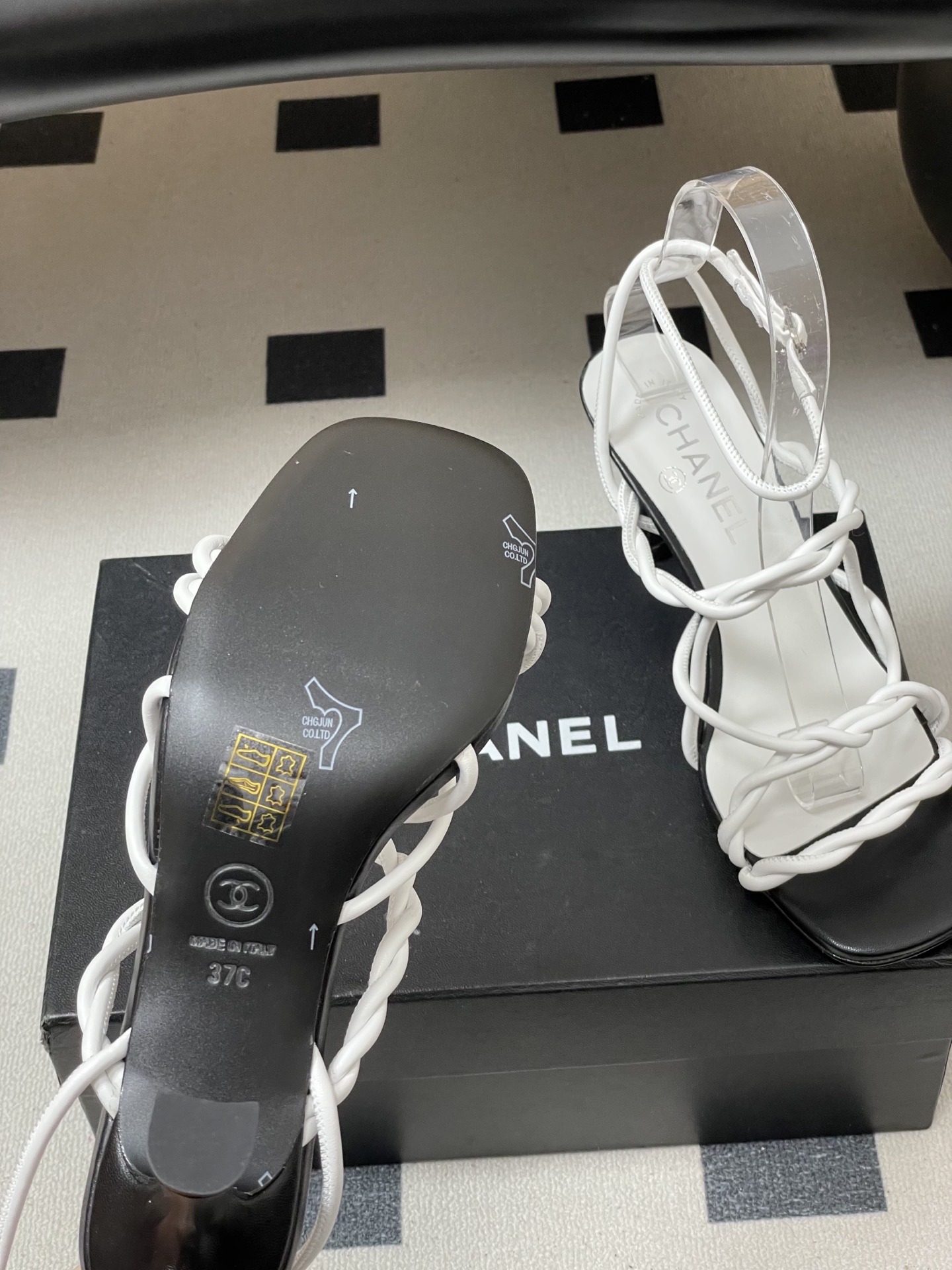 -Chanel 香奈儿2026春夏新款 小香走秀款经典双C扣抽绳细带凉鞋方头高跟凉鞋采用了经典且优雅的设
