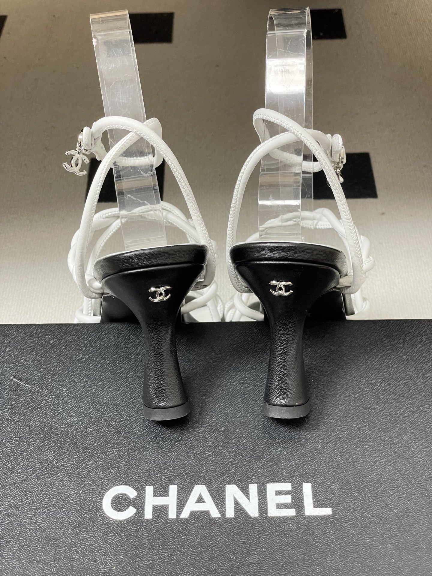 -Chanel 香奈儿2026春夏新款 小香走秀款经典双C扣抽绳细带凉鞋方头高跟凉鞋采用了经典且优雅的设