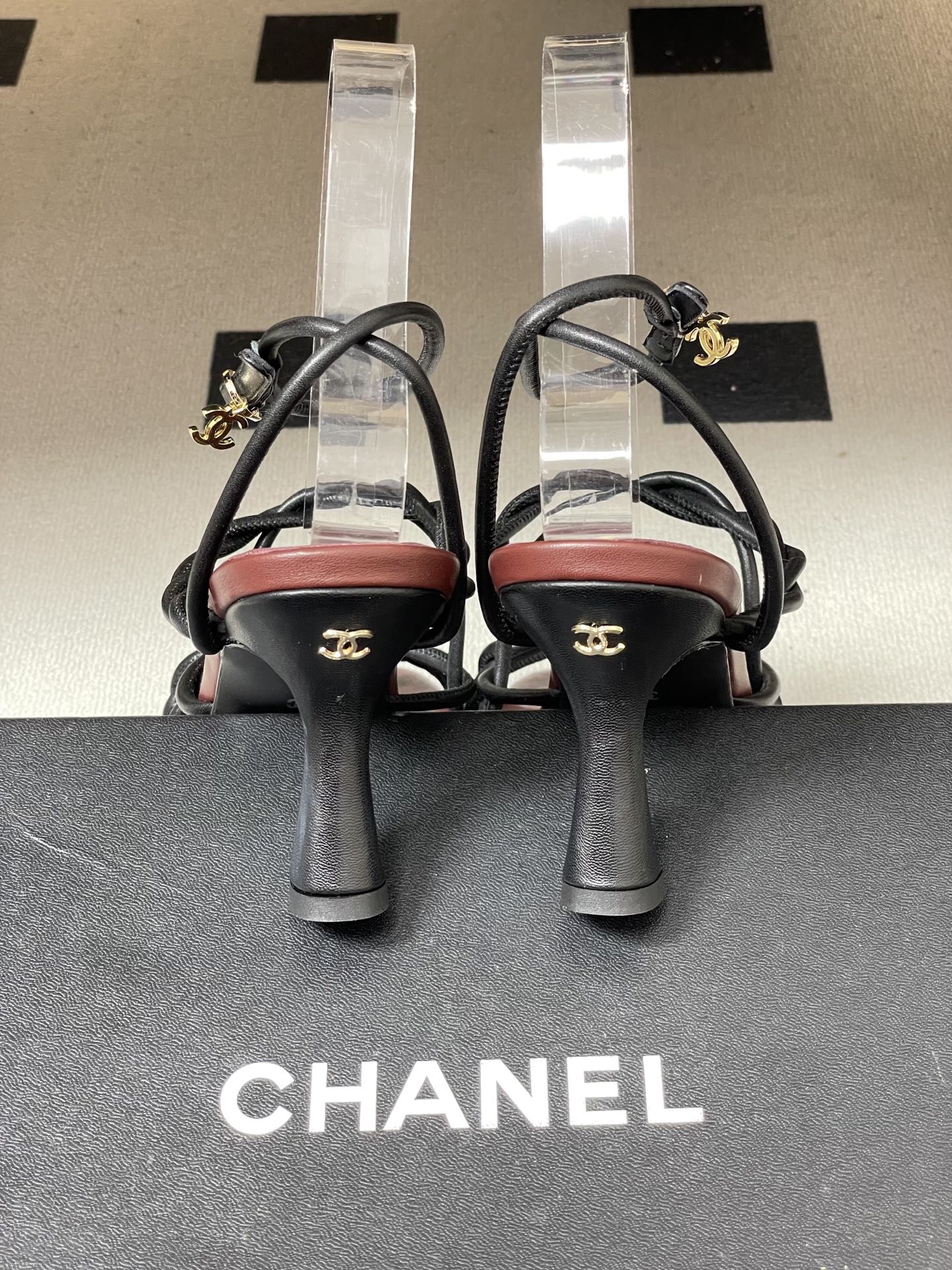 -Chanel 香奈儿2026春夏新款 小香走秀款经典双C扣抽绳细带凉鞋方头高跟凉鞋采用了经典且优雅的设