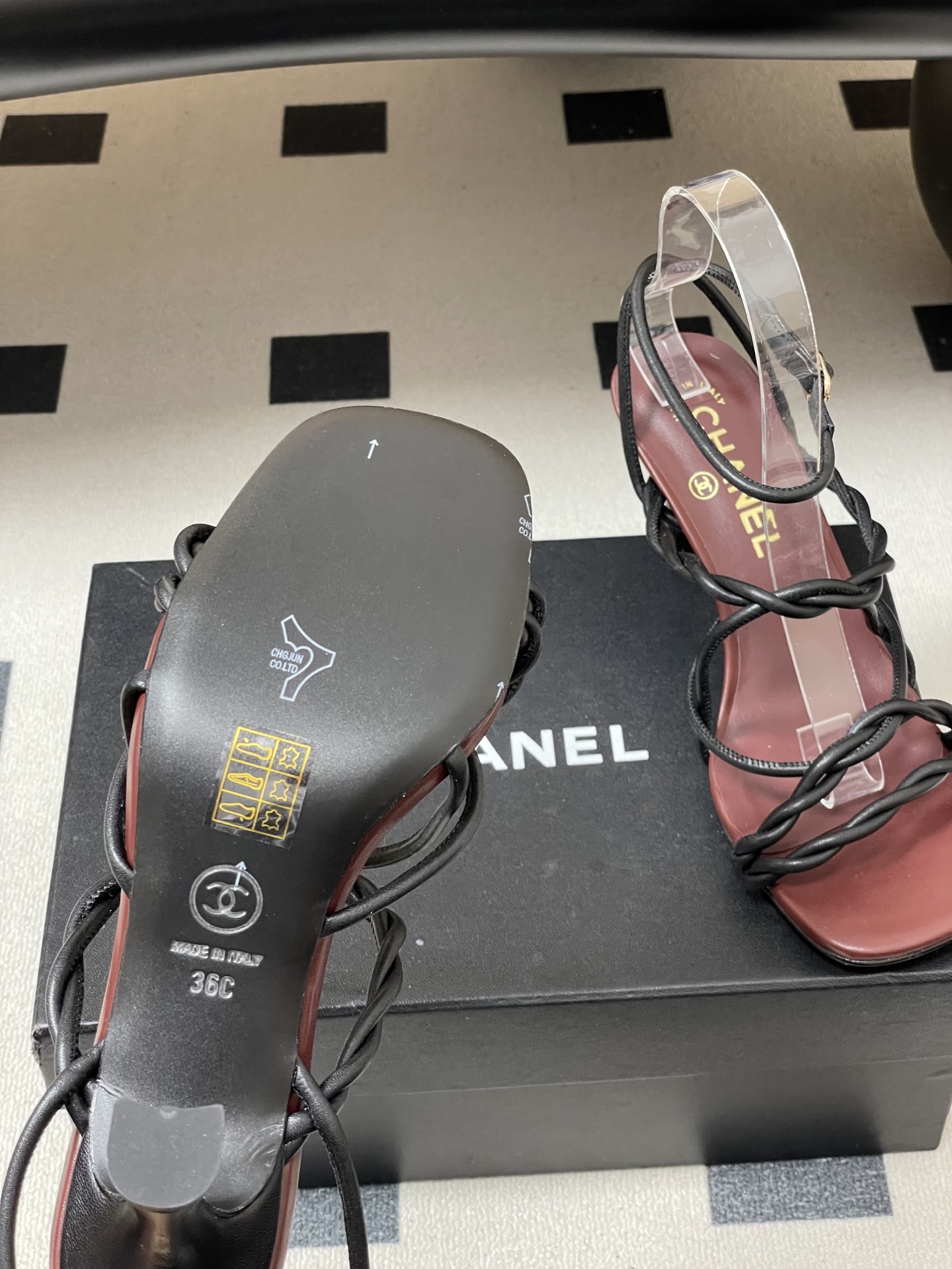 -Chanel 香奈儿2026春夏新款 小香走秀款经典双C扣抽绳细带凉鞋方头高跟凉鞋采用了经典且优雅的设