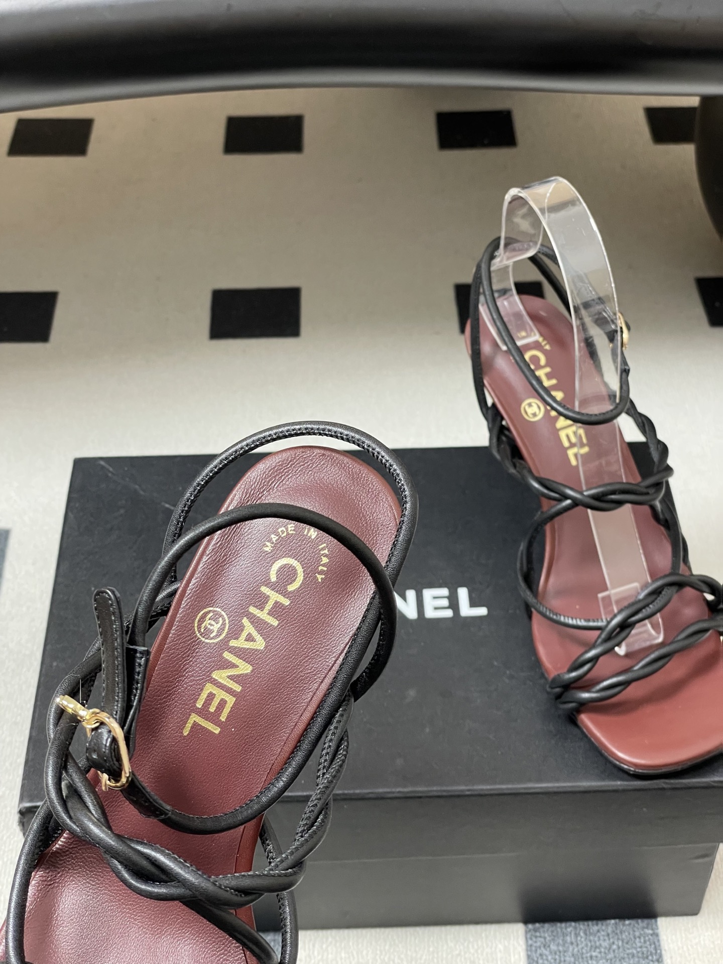 -Chanel 香奈儿2026春夏新款 小香走秀款经典双C扣抽绳细带凉鞋方头高跟凉鞋采用了经典且优雅的设