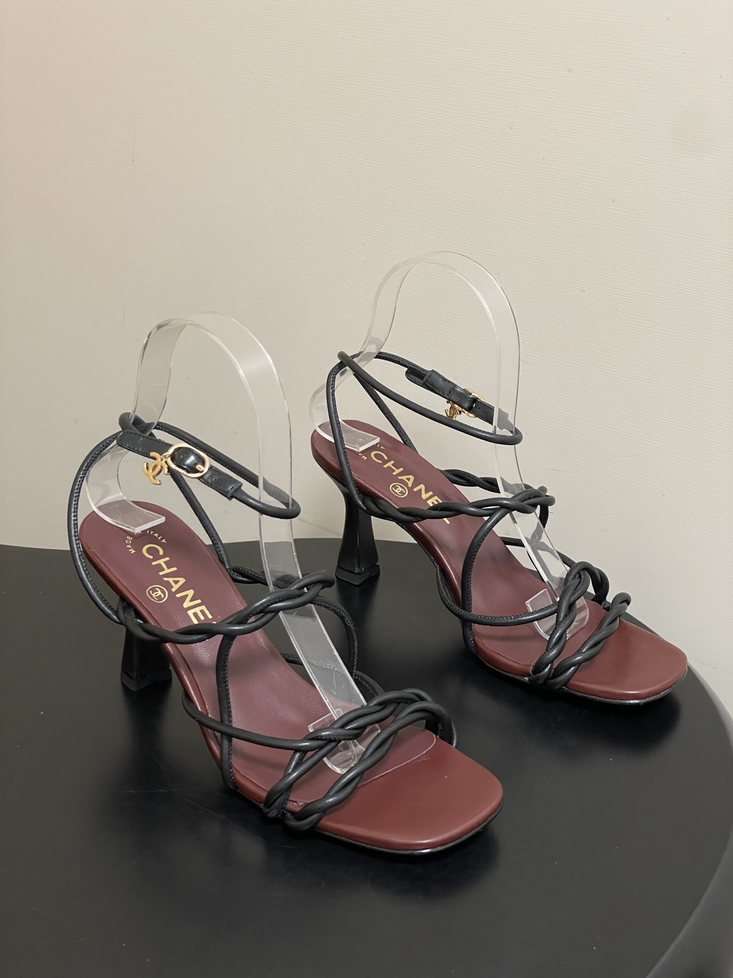 NO:787954,- Chanel Chanel 2026 spring and summer new style Xiaoxiang catwalk style classic double C buckle drawstring sandals square toe high heel sandals  It adopts a classic and elegant design style, while incorporating fashion elements, with both retro and modern feel, suitable for various occasions. True elegance is always hidden in the details. Clean lines, exquisite workmanship, and stable aura. A good pair of shoes is the soul of the outfit. It is not deliberate or ostentatious, but it can reveal unhidden taste in every step. Commuting, dating, and important occasions, having them will make you feel at ease. A girl's confidence can really start with a pair of well-fitting and good-looking high heels.  High-heeled style, not tiring the feet, while providing a certain height, ensuring the stability and comfort of wearing, suitable for long-term wear. Upper sheepskin, lining sheepskin, sole Italian leather outsole, heel height 7.5cm, size 35-39 (40.41 custom-made, non-refundable), high-heeled sandals, chanel, chanel, sandals, high heels, sheepskin, Leather soles19860909- Chanel 香奈儿2026春夏新款 小香走秀款经典双C扣抽绳细带凉鞋方头高跟凉鞋 采用了经典且优雅的设计风格,同时融入时尚元素,兼具复古与现代感,适合多种场合穿着.真正的优雅,从来都藏在细节里.利落线条、精致做工、稳稳气场,一双好鞋,就是穿搭的灵魂.不刻意、不张扬,却能在每一步里,透出藏不住的品味.通勤、约会、重要场合,有它在,就很安心.女生的底气,真的可以从一双合脚又好看的高跟鞋开始. 高跟款式,不累脚,在提供一定高度的同时,保证了穿着的稳定性和舒适度,适合长时间穿着. 鞋面羊皮 内里垫脚羊皮 鞋底意大利真皮大底 跟高7.5cm 码数35-39（40.41定做不退换）,高跟鞋凉鞋,chanel,chanel,sandals,high heels,sheepskin,Leather soles,Women's Shoes