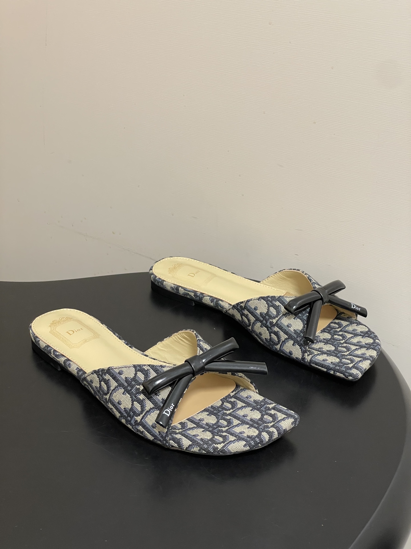 NO:787980,- 26ss spring and summer new Dior Dior latest catwalk model D-Bow flat sandals CD letter bow open-toe fish mouth slippers This Dior Bow slingback sandal with heel shows Jonathan Anderson (Jonathan Anderson)  Anderson's creative perspective, highlighting the bow, a classic symbol of Dior, and paying tribute to elegance. Dior made a wonderful debut, highlighting the bow, a classic symbol of Dior, to pay tribute to elegance. The Check'n'Dior pattern draws inspiration from British tailoring and plaid tradition, and reinterprets it into high-end styles, highlighting the eye-catching and fashionable elegance. The sheepskin style, with D-shaped soles represents Dior, and the smooth silhouette is full of personality, highlighting exquisite and elegant beauty.  Upper cowhide/silk/customized fabric, inner padding sheepskin, sole Italian genuine leather outsole, size 35-39 (34.40.41.42 custom-made, non-refundable), slippers and sandals, dior, dior, sandals, slippers, cowhide, sheepskin, real silk, Leather soles19860909- 26ss春夏新款Dior迪奥最新走秀款 D-Bow 平底凉拖鞋 CD字母蝴蝶结露趾鱼嘴拖鞋 这款 Dior Bow带跟露跟凉鞋展现乔纳森.安德森(Jonathan Anderson)的创意视角,突显蝴蝶结这一Dior经典符号,向优雅气质致敬.Dior首秀上精彩亮相,突显蝴蝶结这一Dior经典标志,向优雅气质致敬.Check'n'Dior图案从英式精裁工艺和格子图案传统汲取灵感,融入高订风格重新诠释,彰显醒目时尚的优雅气质.羊皮革款式,搭配D字形鞋底代表Dior,流畅廓形富有个性,彰显精致高雅的美感. 鞋面牛皮/真丝/定制布料 内里垫脚羊皮 鞋底意大利真皮大底 码数35-39（34.40.41.42定做不退换）,拖鞋凉鞋,dior,dior,sandals,slippers,cowhide,sheepskin,real silk,Leather soles,Women's Shoes