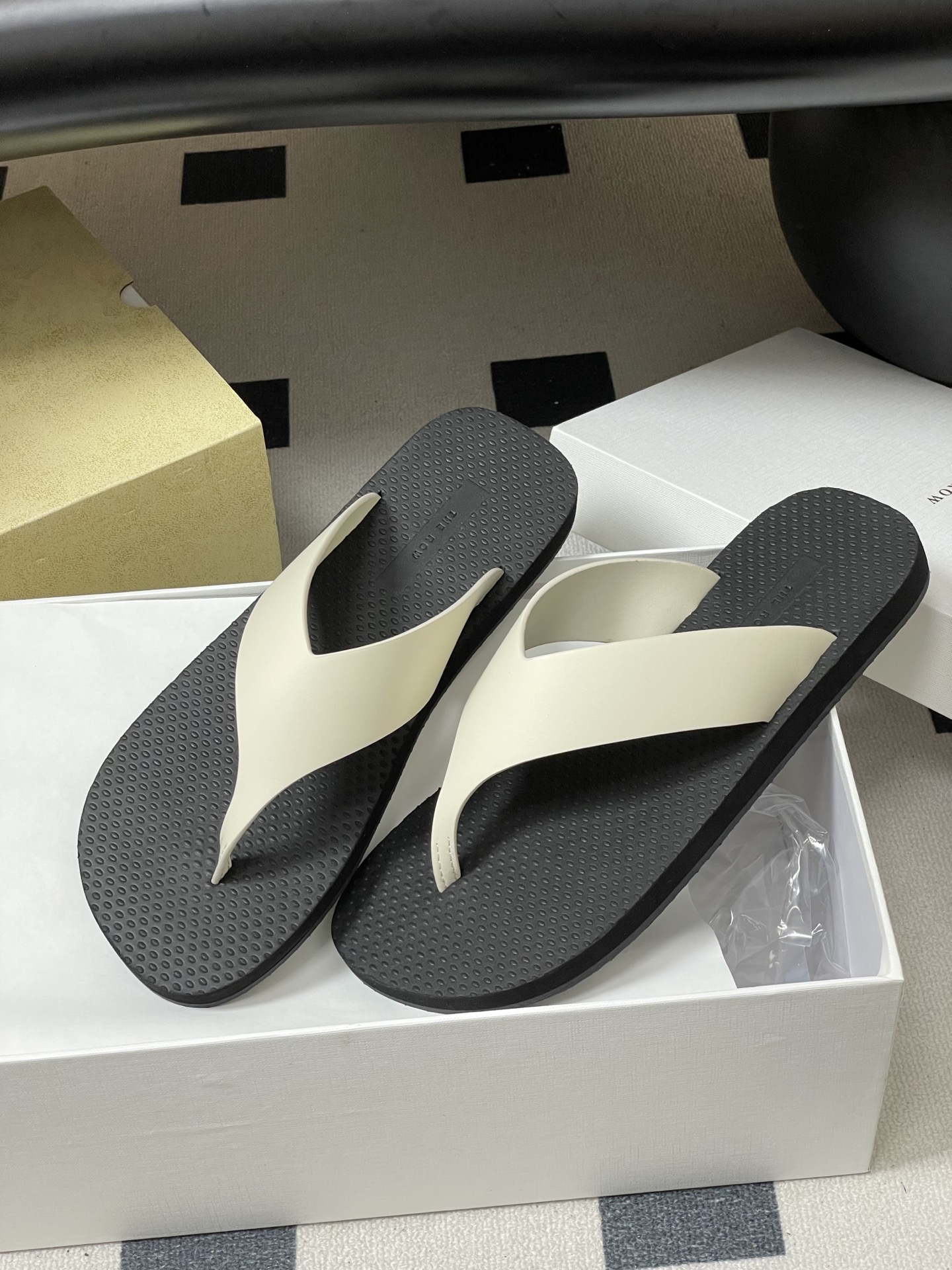 -THE ROW 26s春夏新款 TR 极简风人字拖鞋夹脚沙滩凉拖鞋一眼心动的撞色美学，承包夏日所有回头