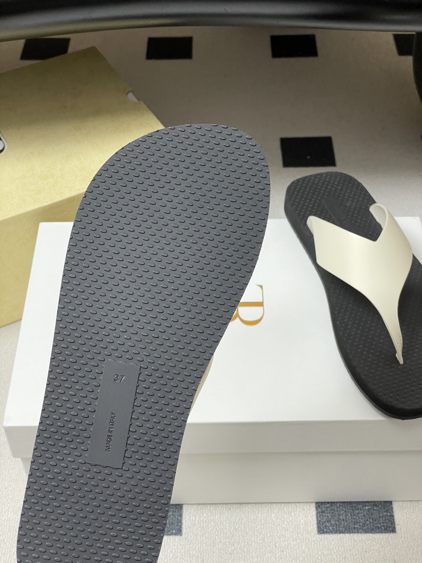 -THE ROW 26s春夏新款 TR 极简风人字拖鞋夹脚沙滩凉拖鞋一眼心动的撞色美学，承包夏日所有回头