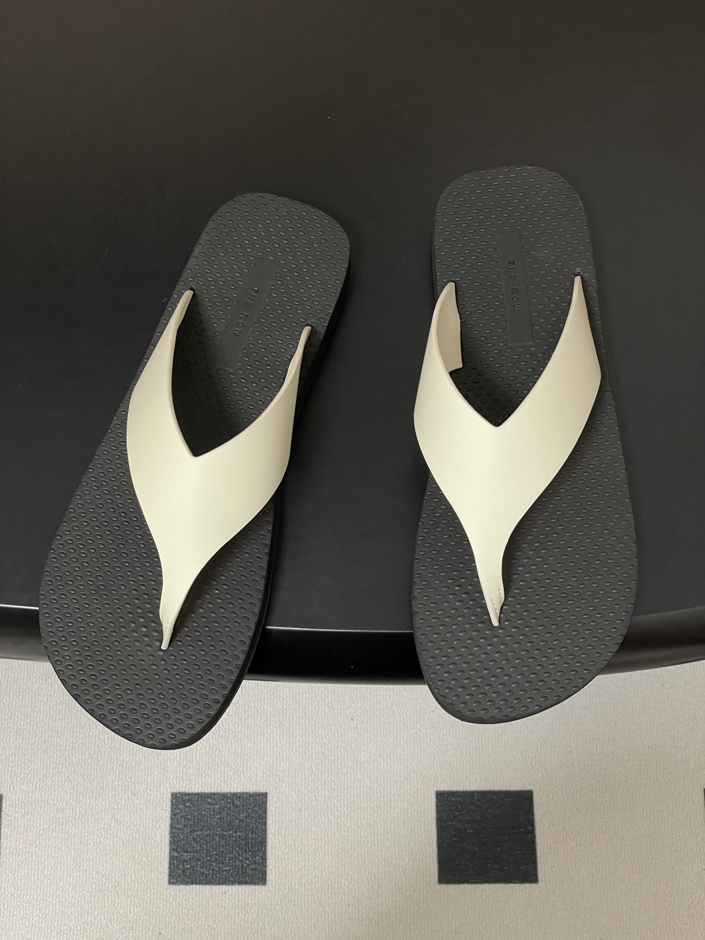 -THE ROW 26s春夏新款 TR 极简风人字拖鞋夹脚沙滩凉拖鞋一眼心动的撞色美学，承包夏日所有回头