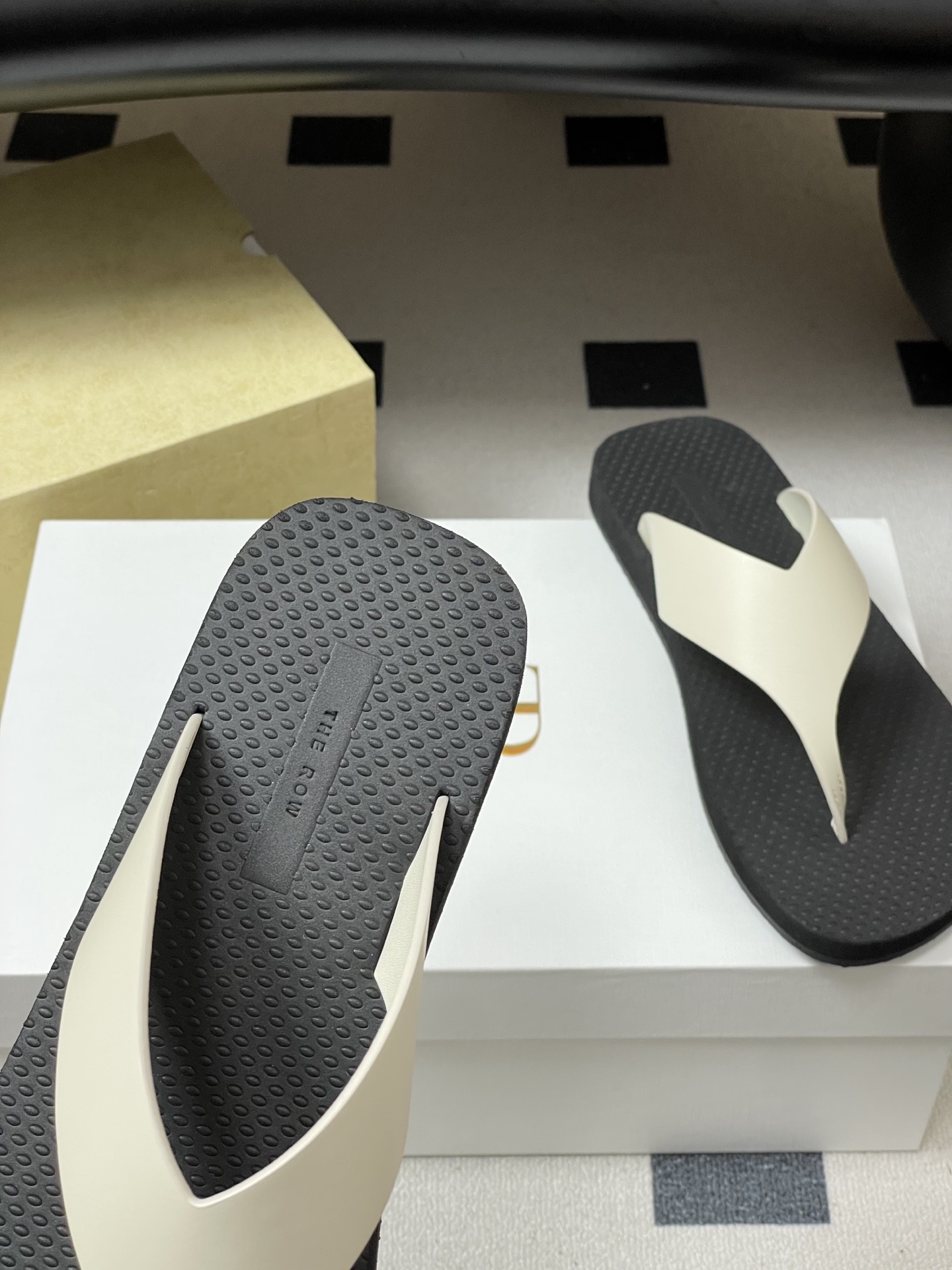 -THE ROW 26s春夏新款 TR 极简风人字拖鞋夹脚沙滩凉拖鞋一眼心动的撞色美学，承包夏日所有回头