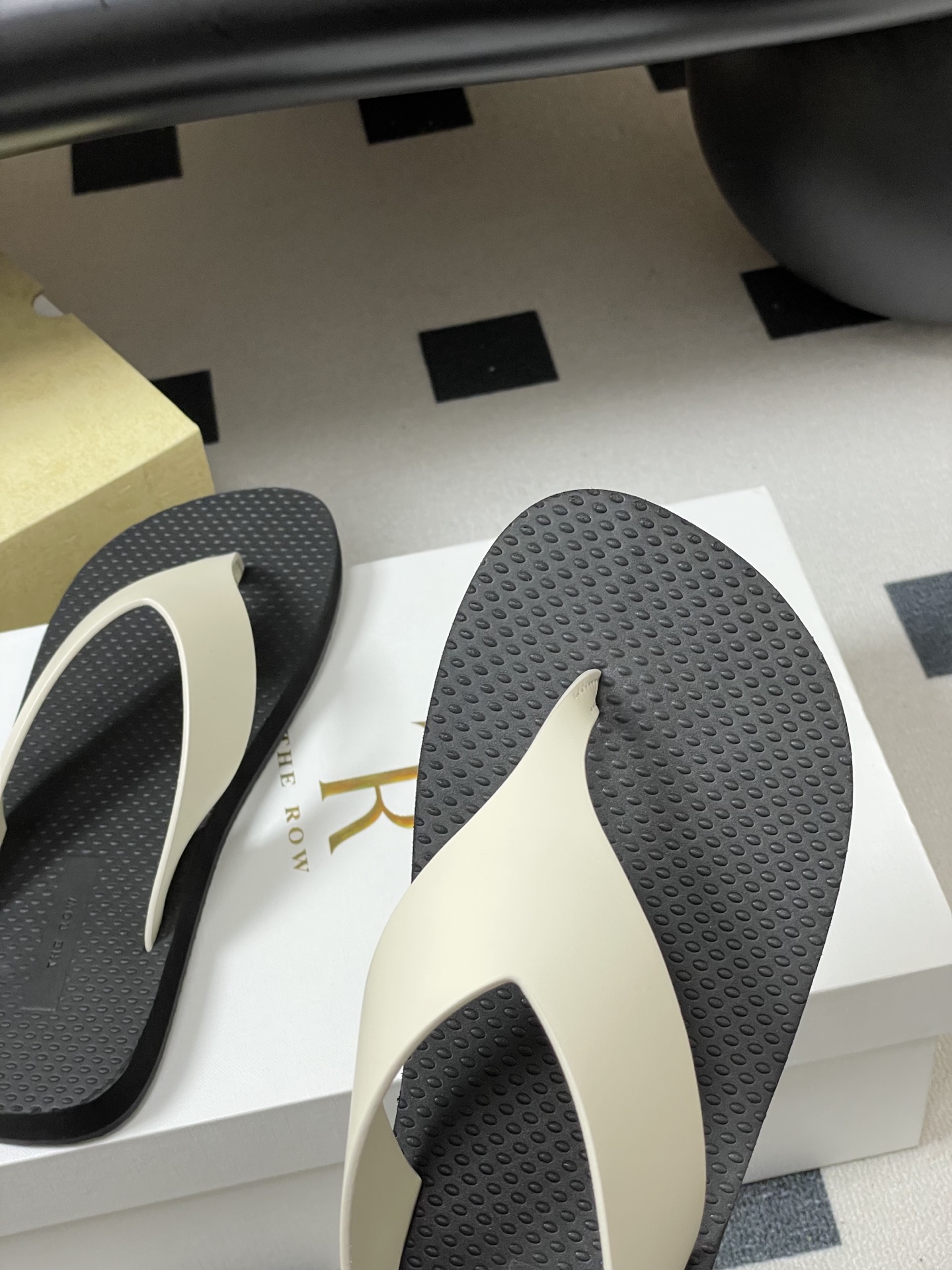 -THE ROW 26s春夏新款 TR 极简风人字拖鞋夹脚沙滩凉拖鞋一眼心动的撞色美学，承包夏日所有回头