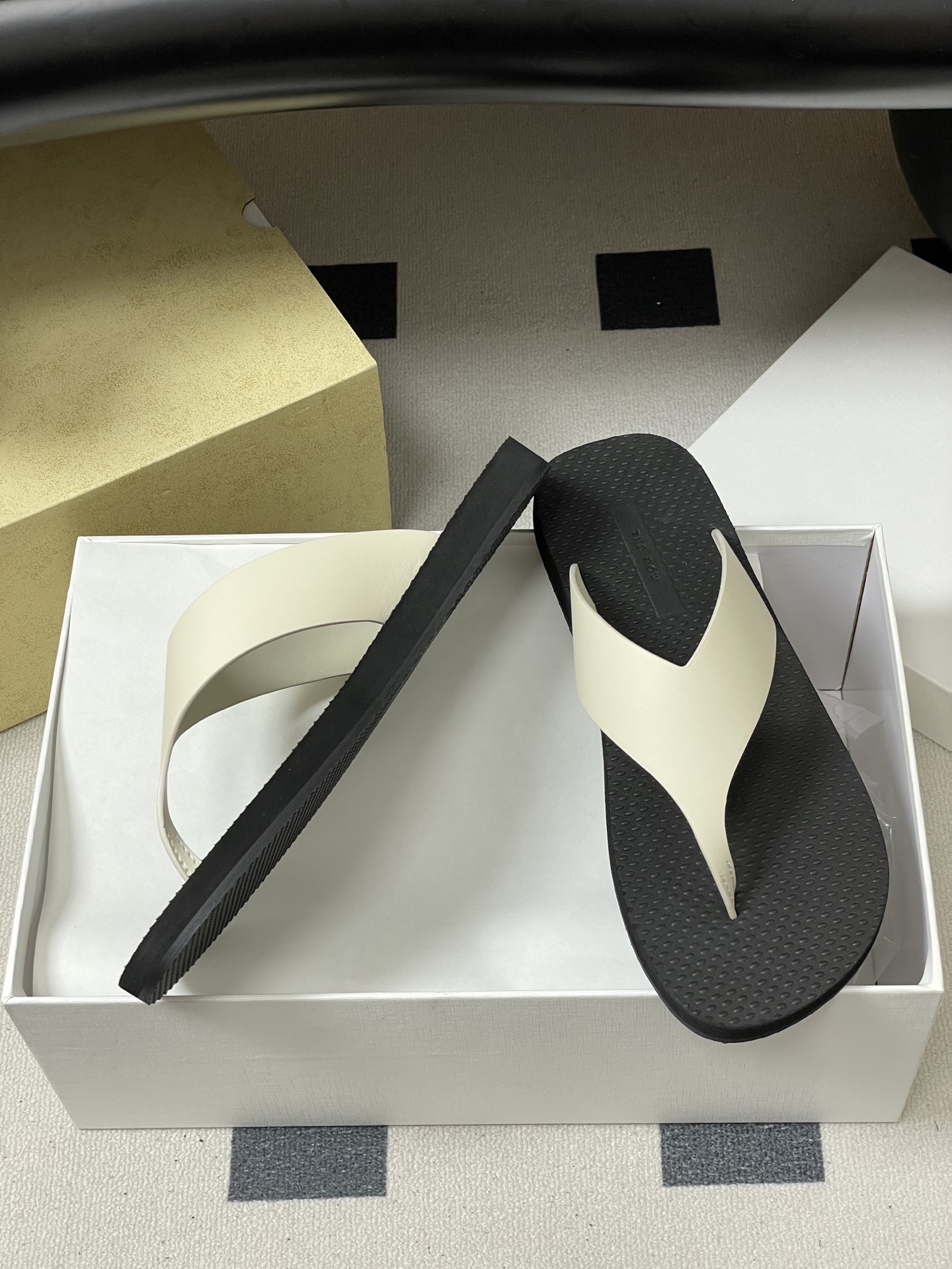 -THE ROW 26s春夏新款 TR 极简风人字拖鞋夹脚沙滩凉拖鞋一眼心动的撞色美学，承包夏日所有回头