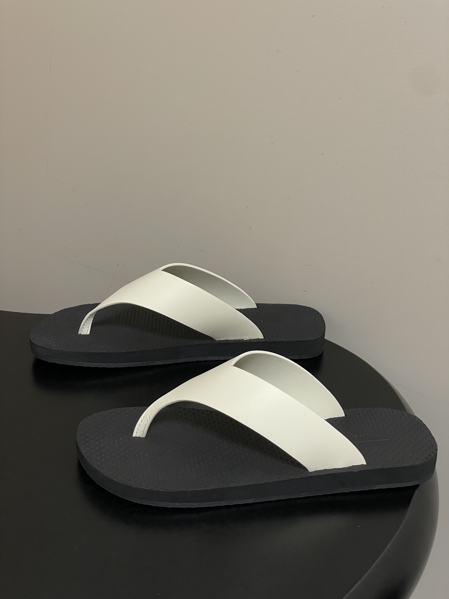 -THE ROW 26s春夏新款 TR 极简风人字拖鞋夹脚沙滩凉拖鞋一眼心动的撞色美学，承包夏日所有回头