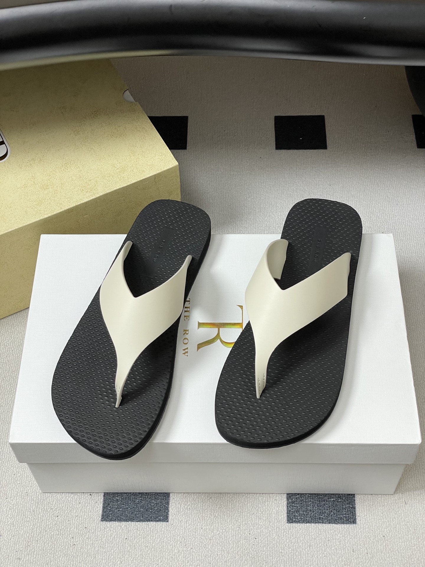 -THE ROW 26s春夏新款 TR 极简风人字拖鞋夹脚沙滩凉拖鞋一眼心动的撞色美学，承包夏日所有回头