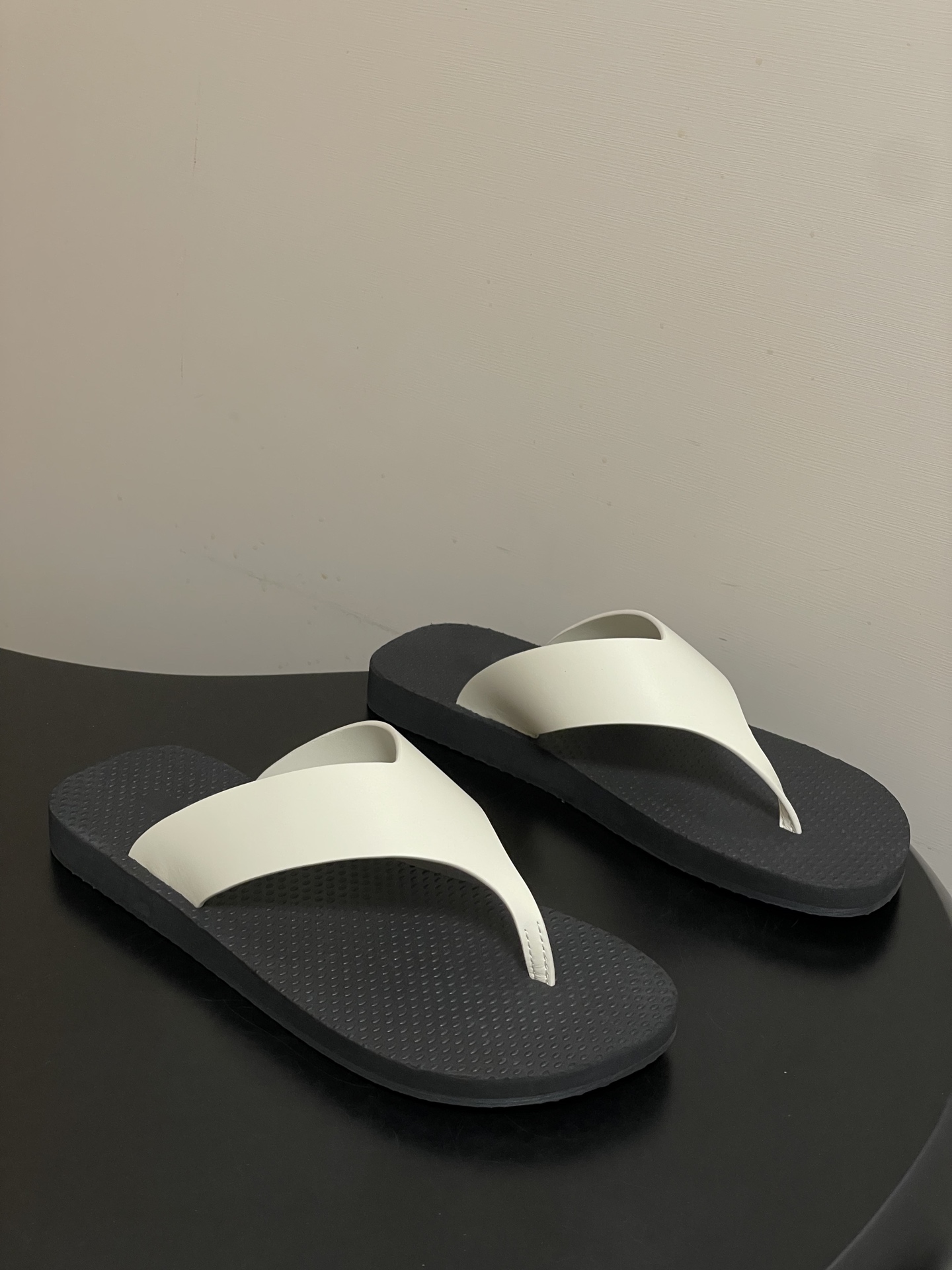 -THE ROW 26s春夏新款 TR 极简风人字拖鞋夹脚沙滩凉拖鞋一眼心动的撞色美学，承包夏日所有回头