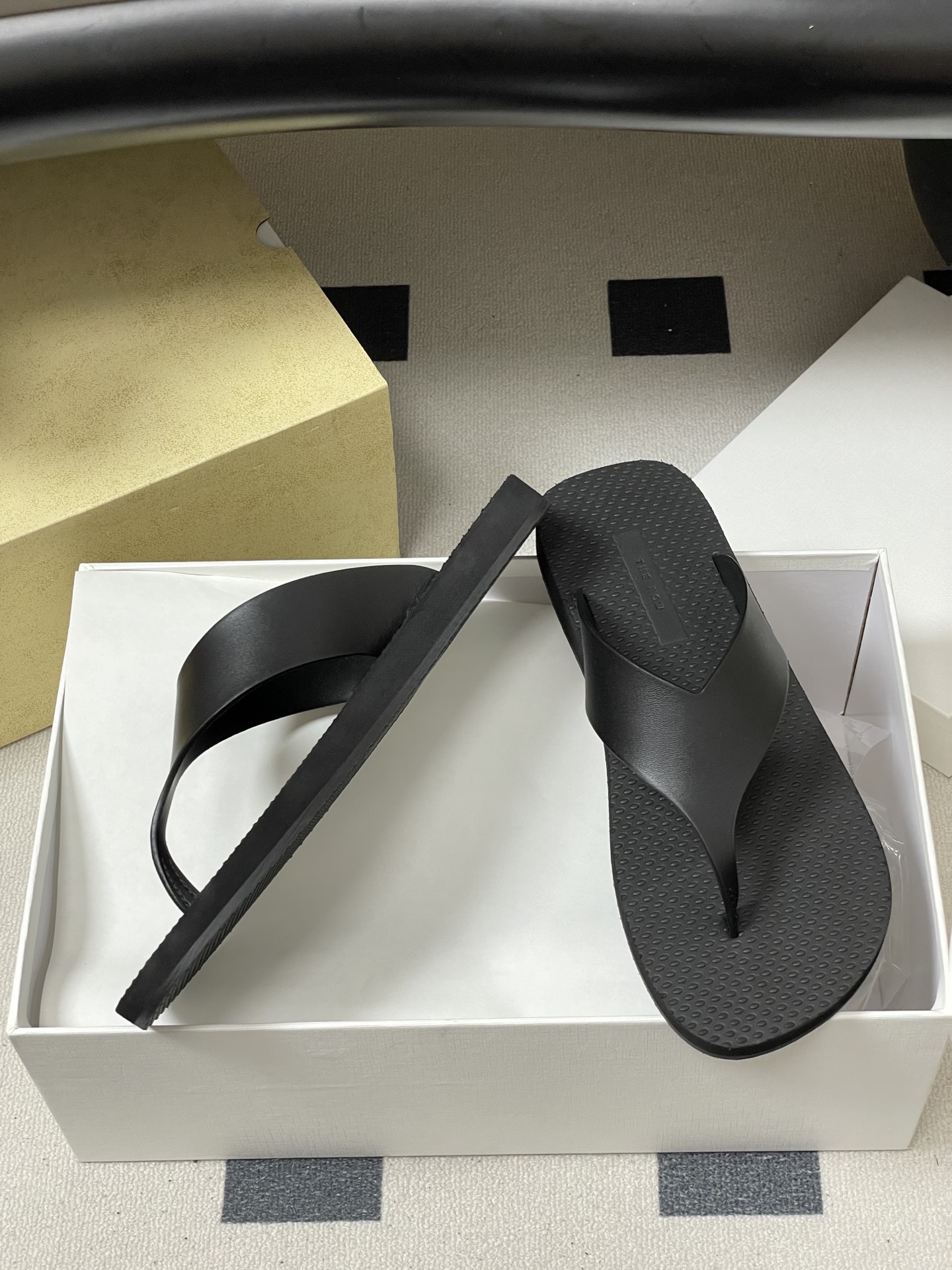 -THE ROW 26s春夏新款 TR 极简风人字拖鞋夹脚沙滩凉拖鞋一眼心动的撞色美学，承包夏日所有回头