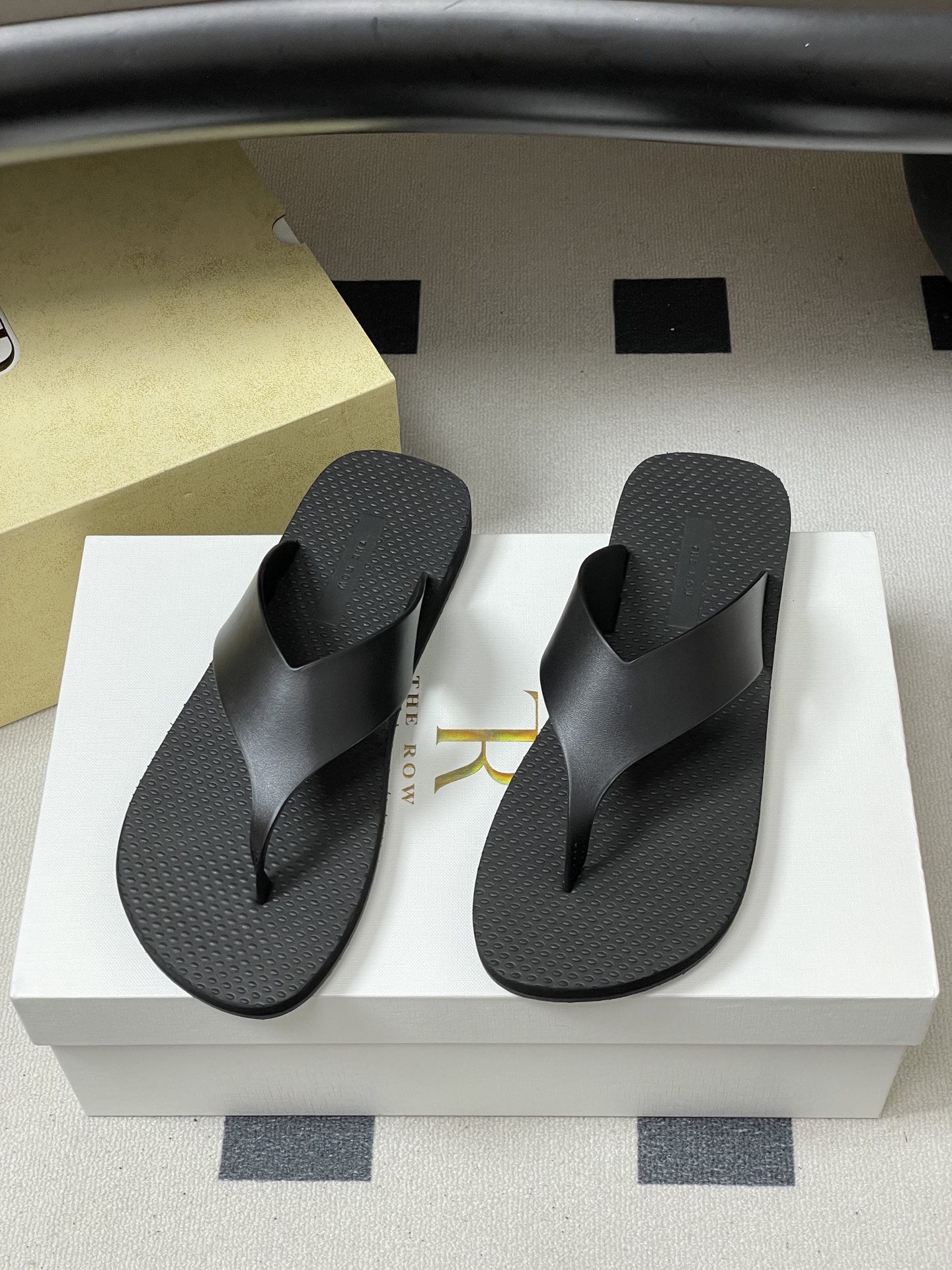 -THE ROW 26s春夏新款 TR 极简风人字拖鞋夹脚沙滩凉拖鞋一眼心动的撞色美学，承包夏日所有回头