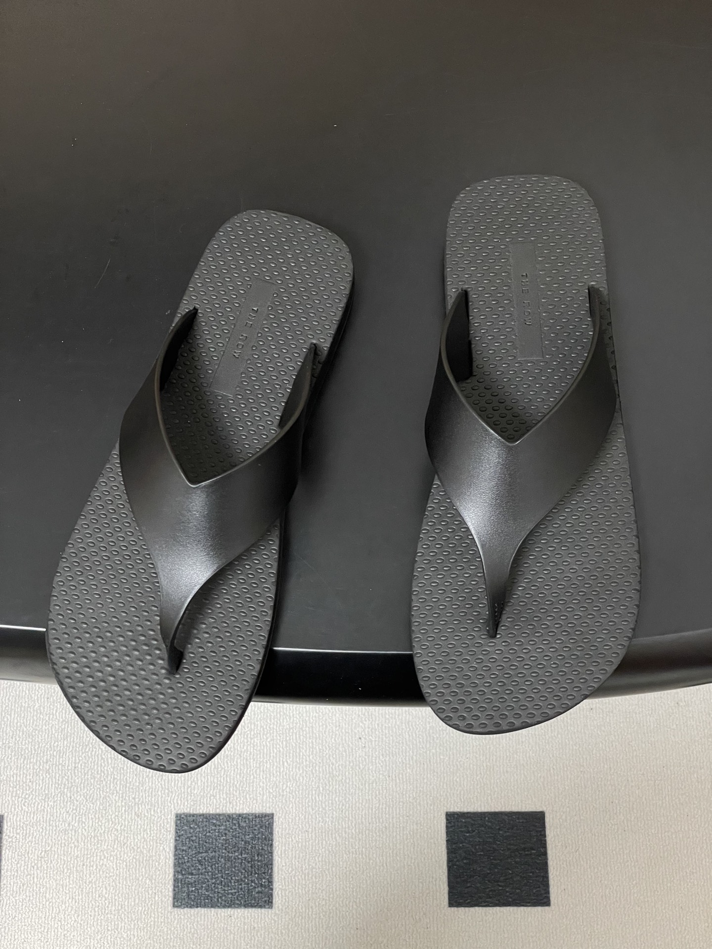 -THE ROW 26s春夏新款 TR 极简风人字拖鞋夹脚沙滩凉拖鞋一眼心动的撞色美学，承包夏日所有回头