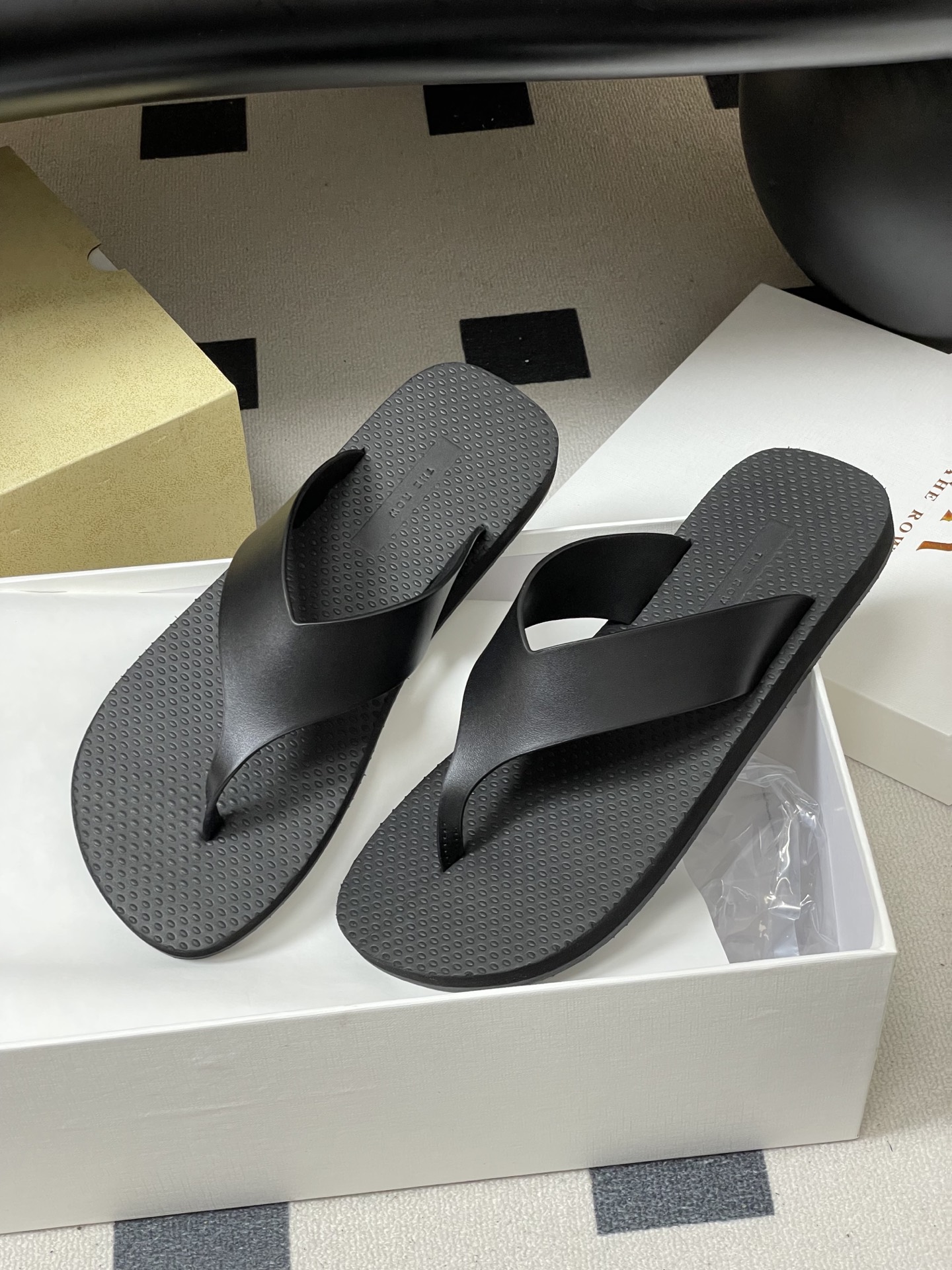 -THE ROW 26s春夏新款 TR 极简风人字拖鞋夹脚沙滩凉拖鞋一眼心动的撞色美学，承包夏日所有回头