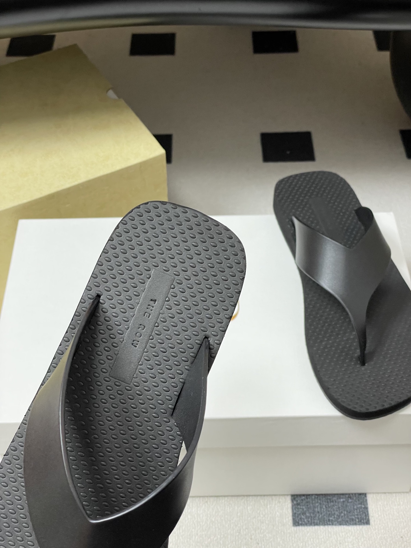 -THE ROW 26s春夏新款 TR 极简风人字拖鞋夹脚沙滩凉拖鞋一眼心动的撞色美学，承包夏日所有回头