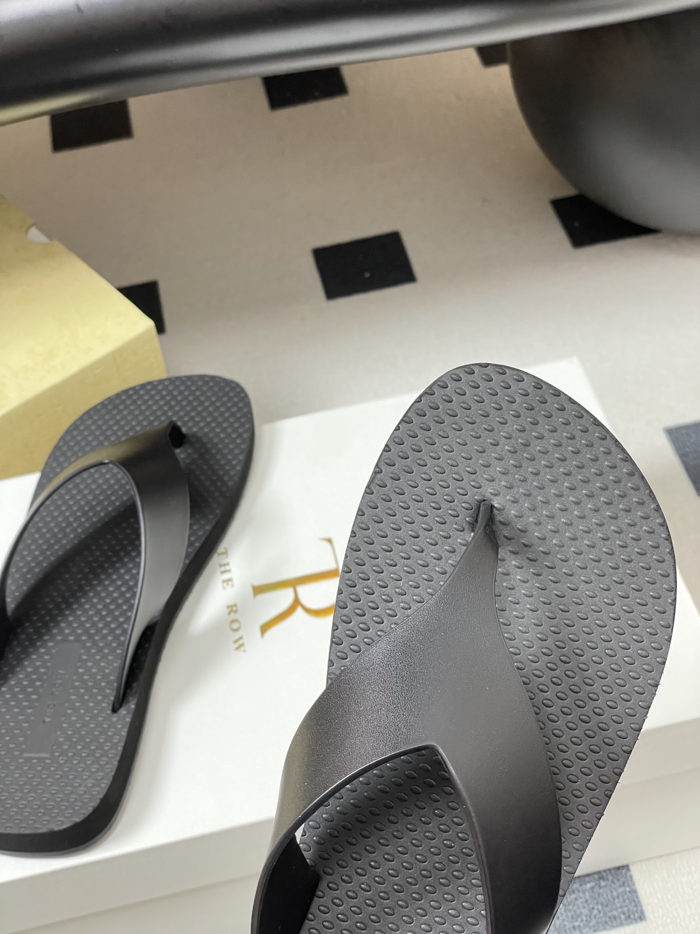 -THE ROW 26s春夏新款 TR 极简风人字拖鞋夹脚沙滩凉拖鞋一眼心动的撞色美学，承包夏日所有回头