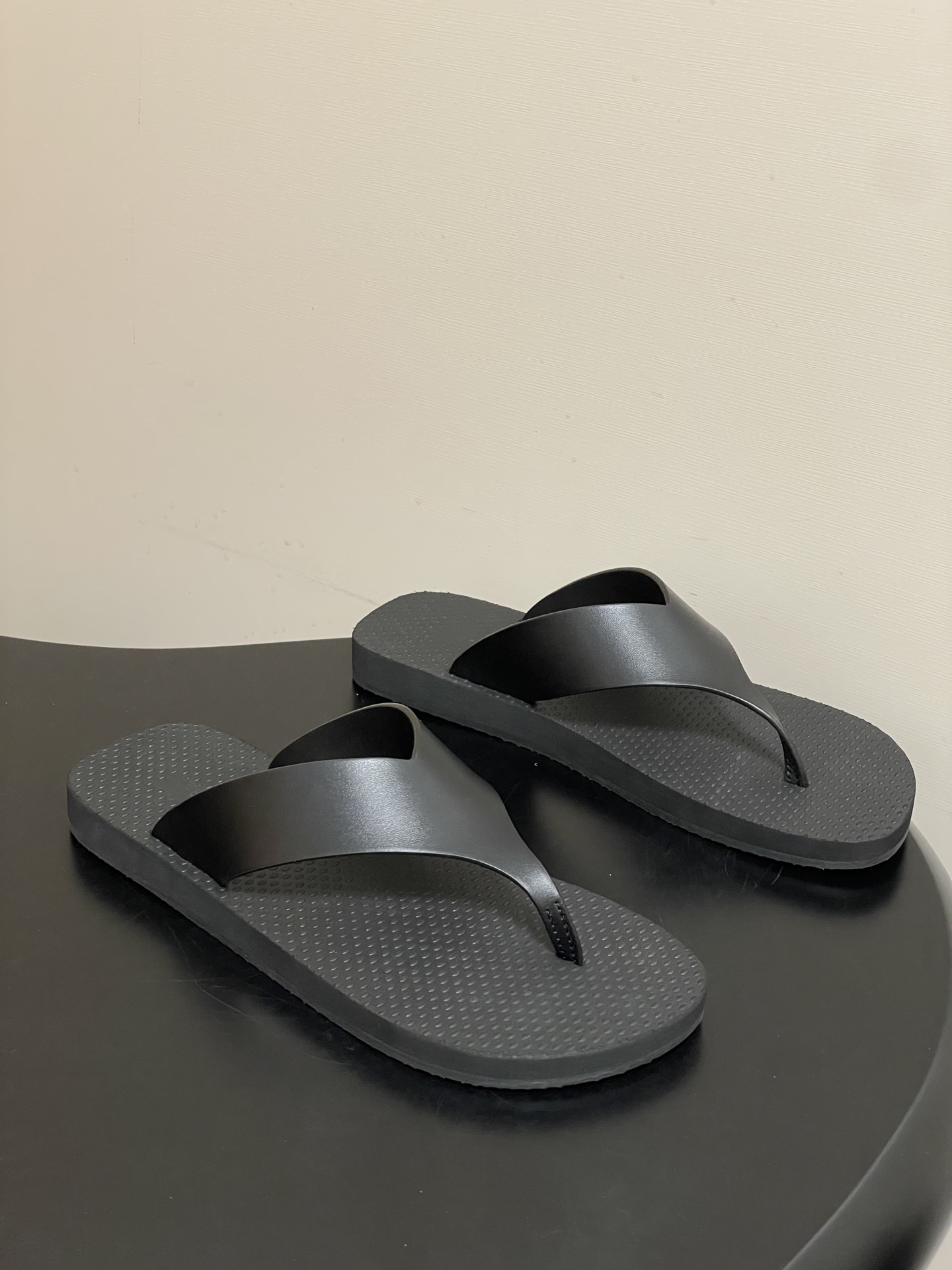 -THE ROW 26s春夏新款 TR 极简风人字拖鞋夹脚沙滩凉拖鞋一眼心动的撞色美学，承包夏日所有回头