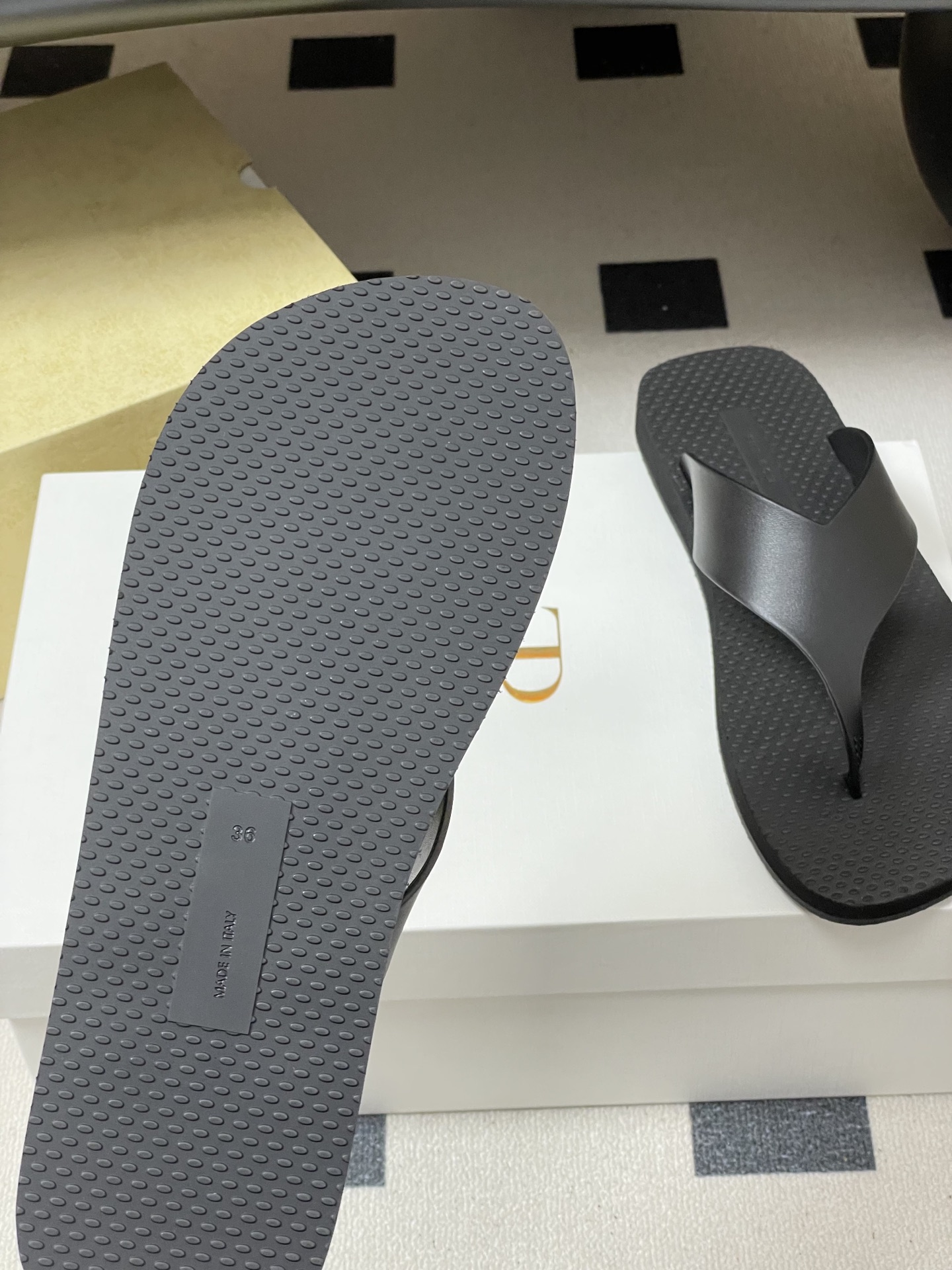 -THE ROW 26s春夏新款 TR 极简风人字拖鞋夹脚沙滩凉拖鞋一眼心动的撞色美学，承包夏日所有回头