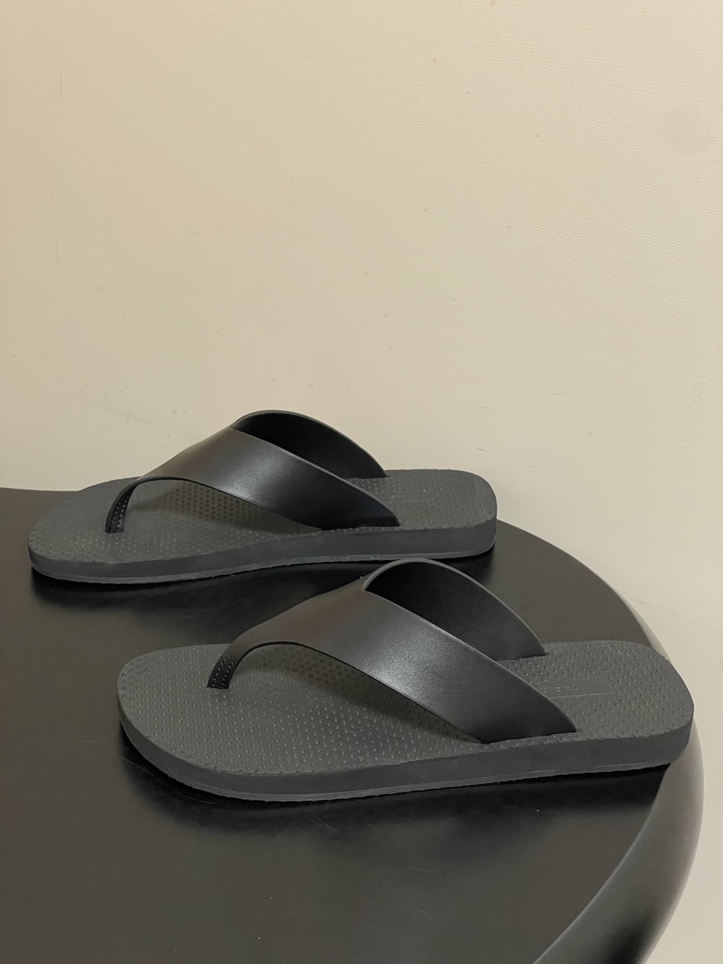 -THE ROW 26s春夏新款 TR 极简风人字拖鞋夹脚沙滩凉拖鞋一眼心动的撞色美学，承包夏日所有回头