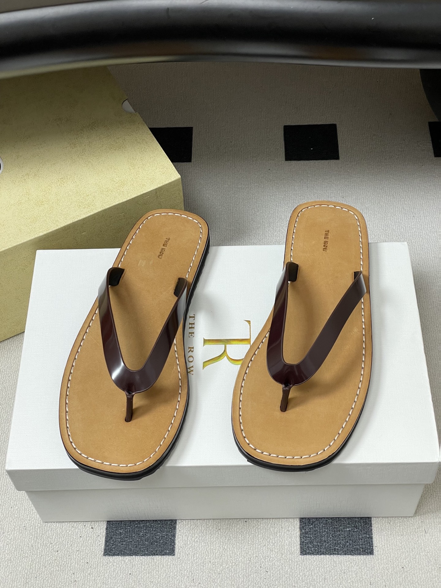 -THE ROW 26s春夏新款 TR 极简风人字拖鞋夹脚沙滩凉拖鞋 一眼沦陷的高级感，承包整个春夏的时