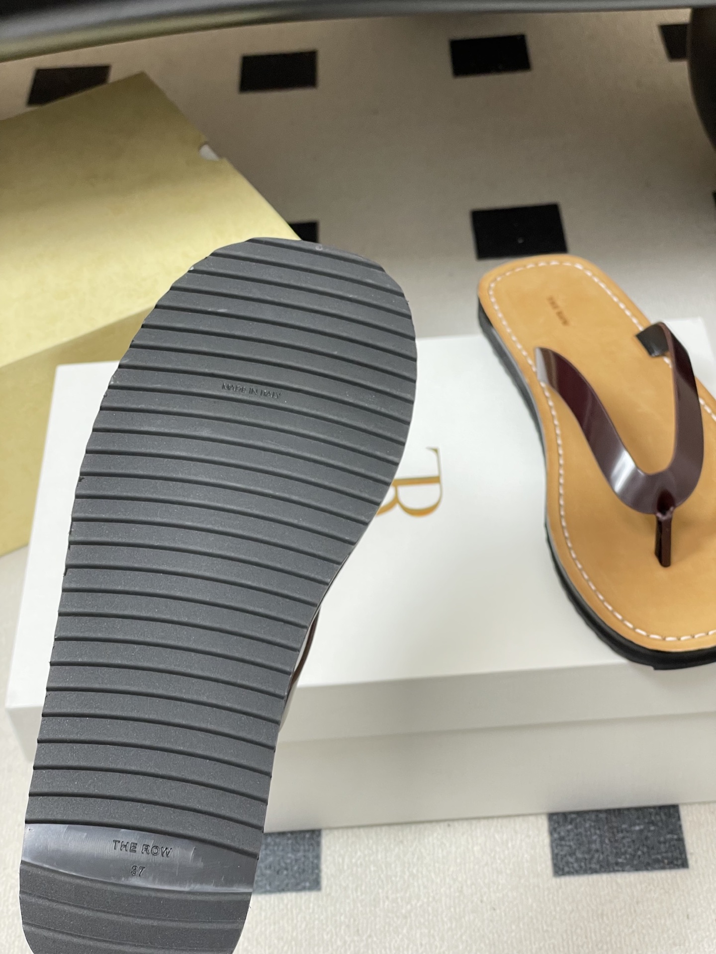 -THE ROW 26s春夏新款 TR 极简风人字拖鞋夹脚沙滩凉拖鞋 一眼沦陷的高级感，承包整个春夏的时
