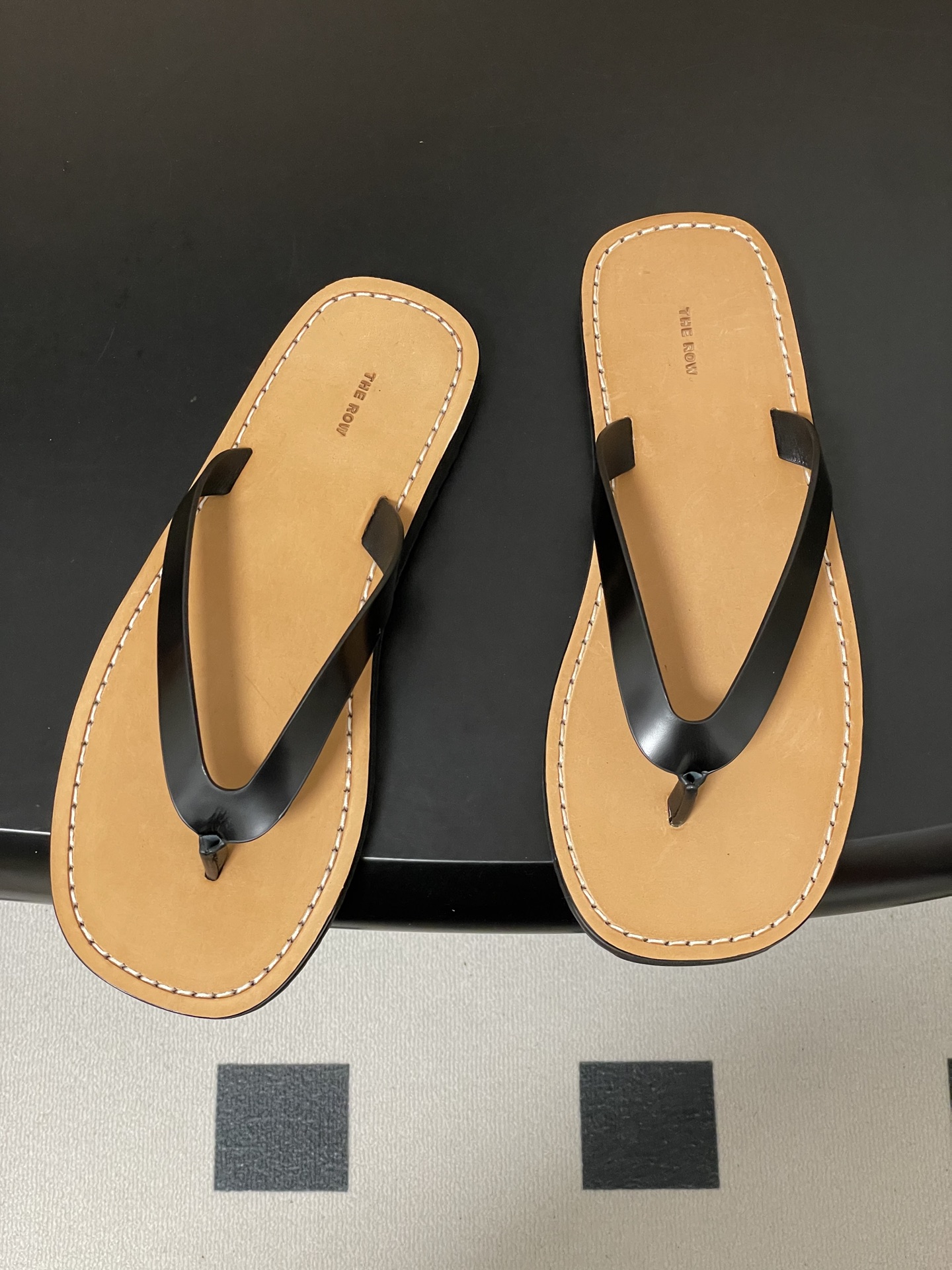 -THE ROW 26s春夏新款 TR 极简风人字拖鞋夹脚沙滩凉拖鞋 一眼沦陷的高级感，承包整个春夏的时