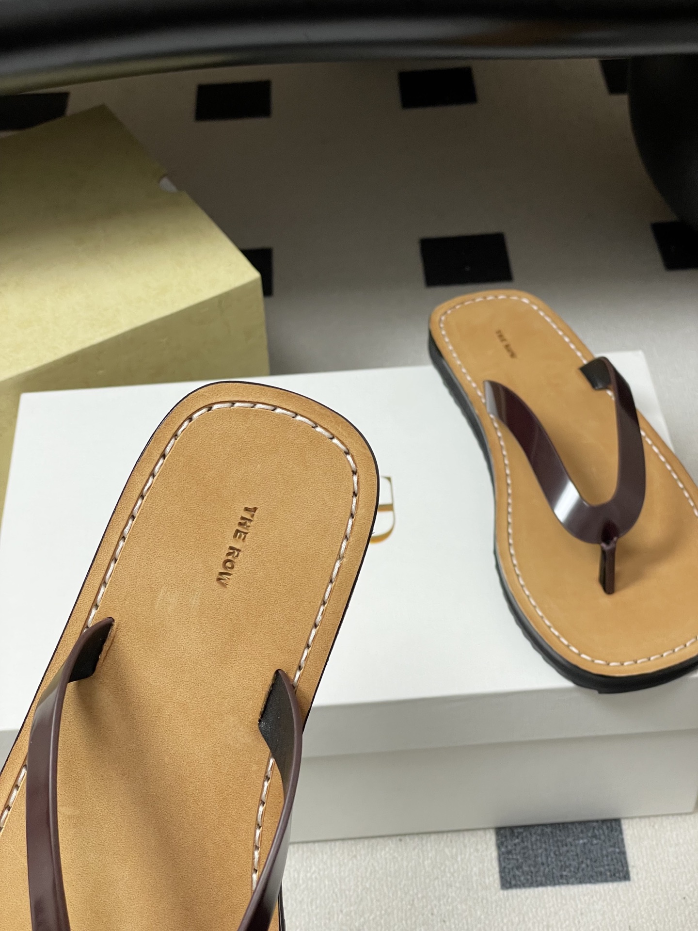 -THE ROW 26s春夏新款 TR 极简风人字拖鞋夹脚沙滩凉拖鞋 一眼沦陷的高级感，承包整个春夏的时