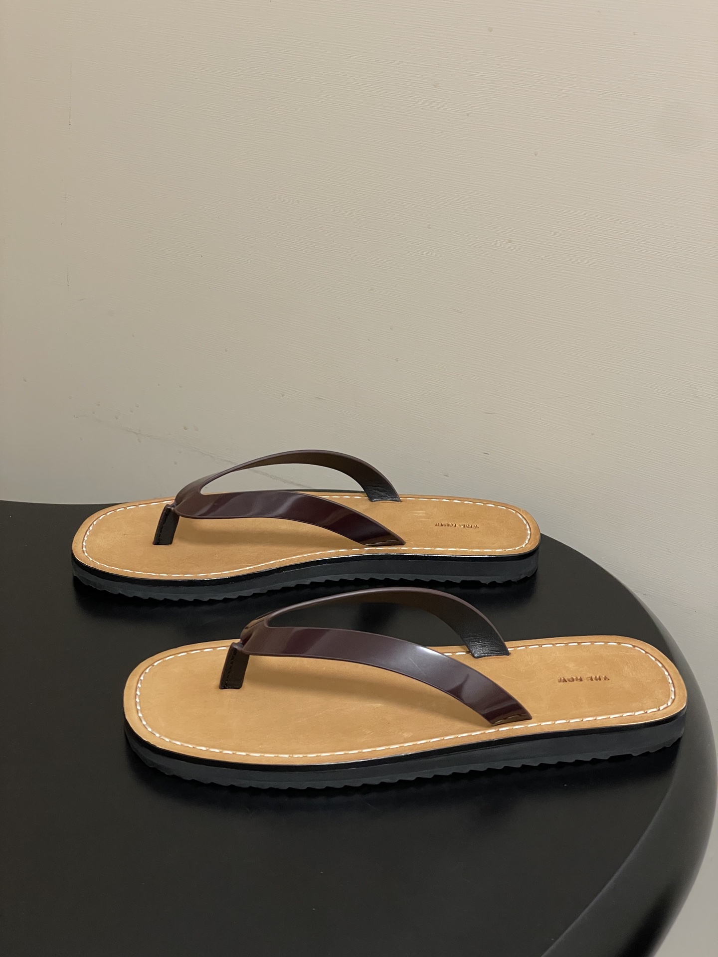 -THE ROW 26s春夏新款 TR 极简风人字拖鞋夹脚沙滩凉拖鞋 一眼沦陷的高级感，承包整个春夏的时