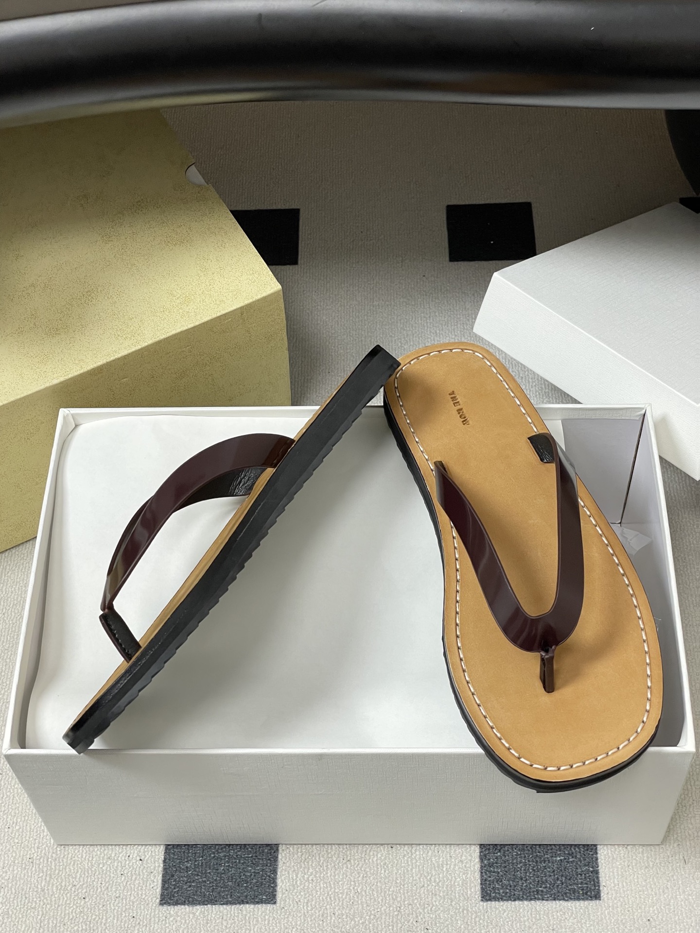 -THE ROW 26s春夏新款 TR 极简风人字拖鞋夹脚沙滩凉拖鞋 一眼沦陷的高级感，承包整个春夏的时