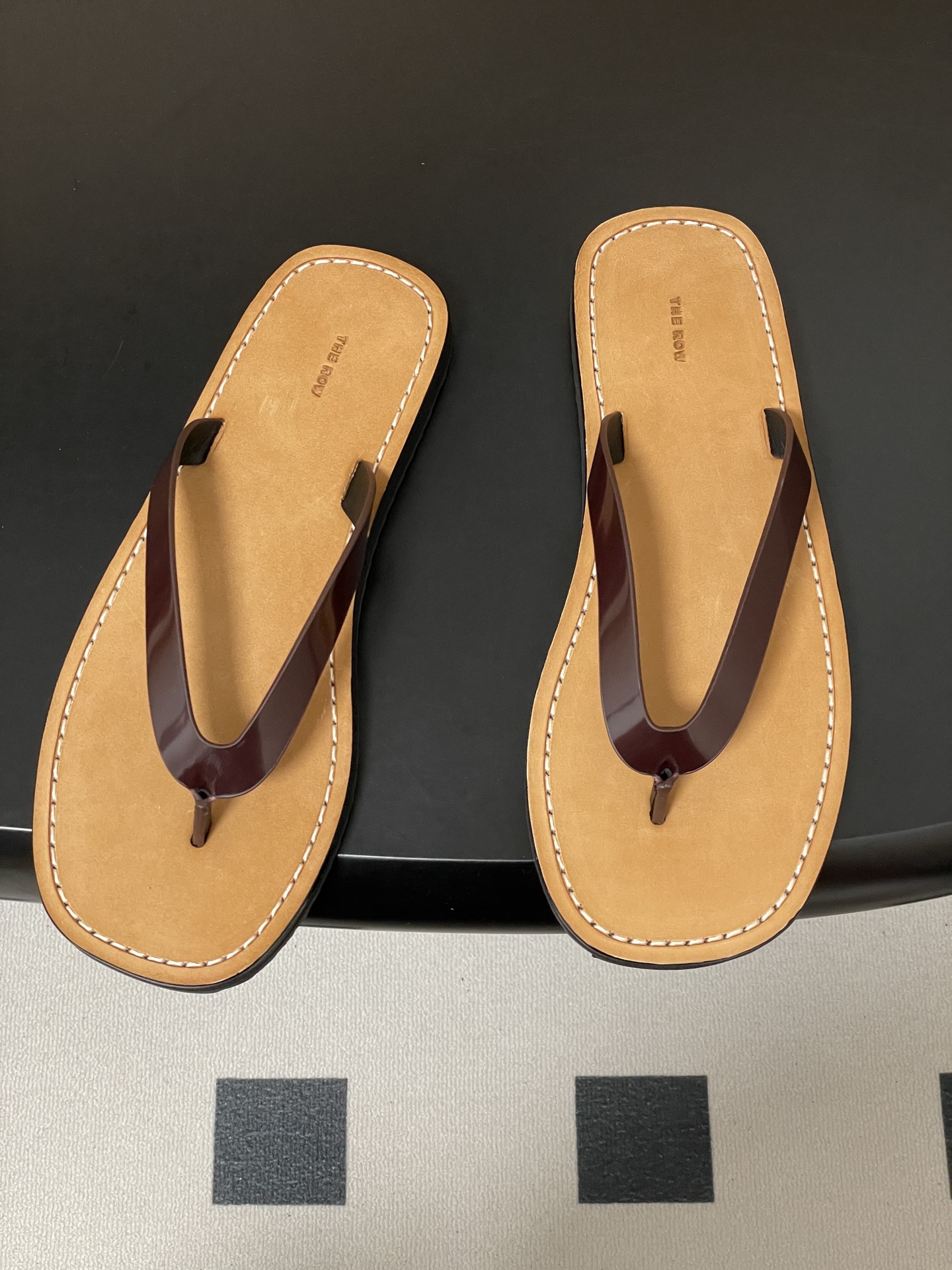 -THE ROW 26s春夏新款 TR 极简风人字拖鞋夹脚沙滩凉拖鞋 一眼沦陷的高级感，承包整个春夏的时