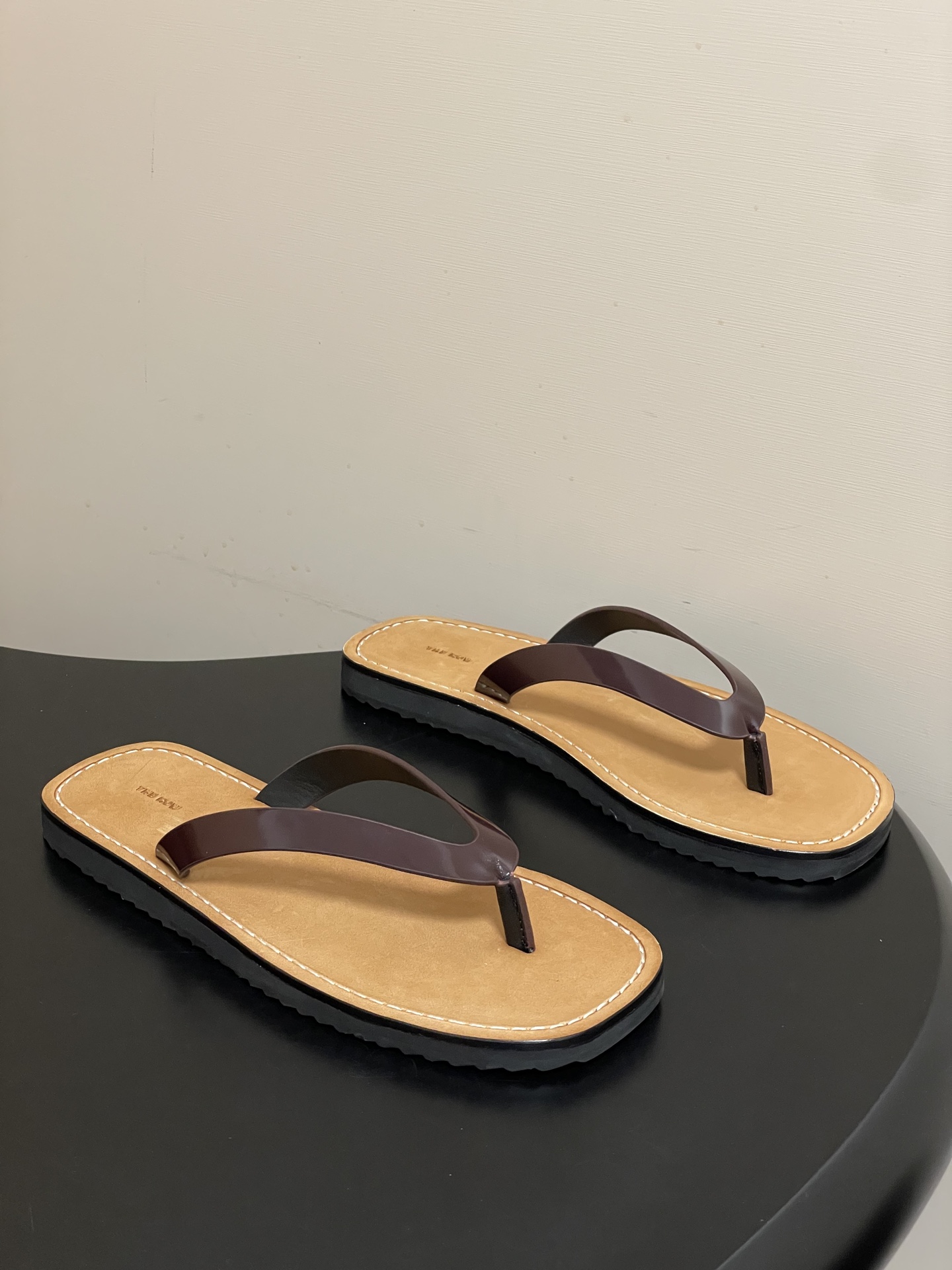 -THE ROW 26s春夏新款 TR 极简风人字拖鞋夹脚沙滩凉拖鞋 一眼沦陷的高级感，承包整个春夏的时