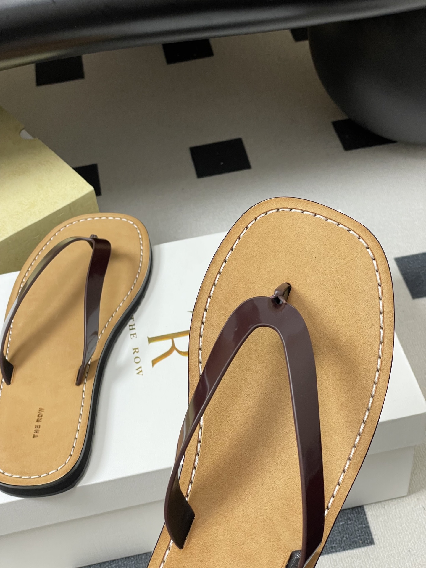 -THE ROW 26s春夏新款 TR 极简风人字拖鞋夹脚沙滩凉拖鞋 一眼沦陷的高级感，承包整个春夏的时
