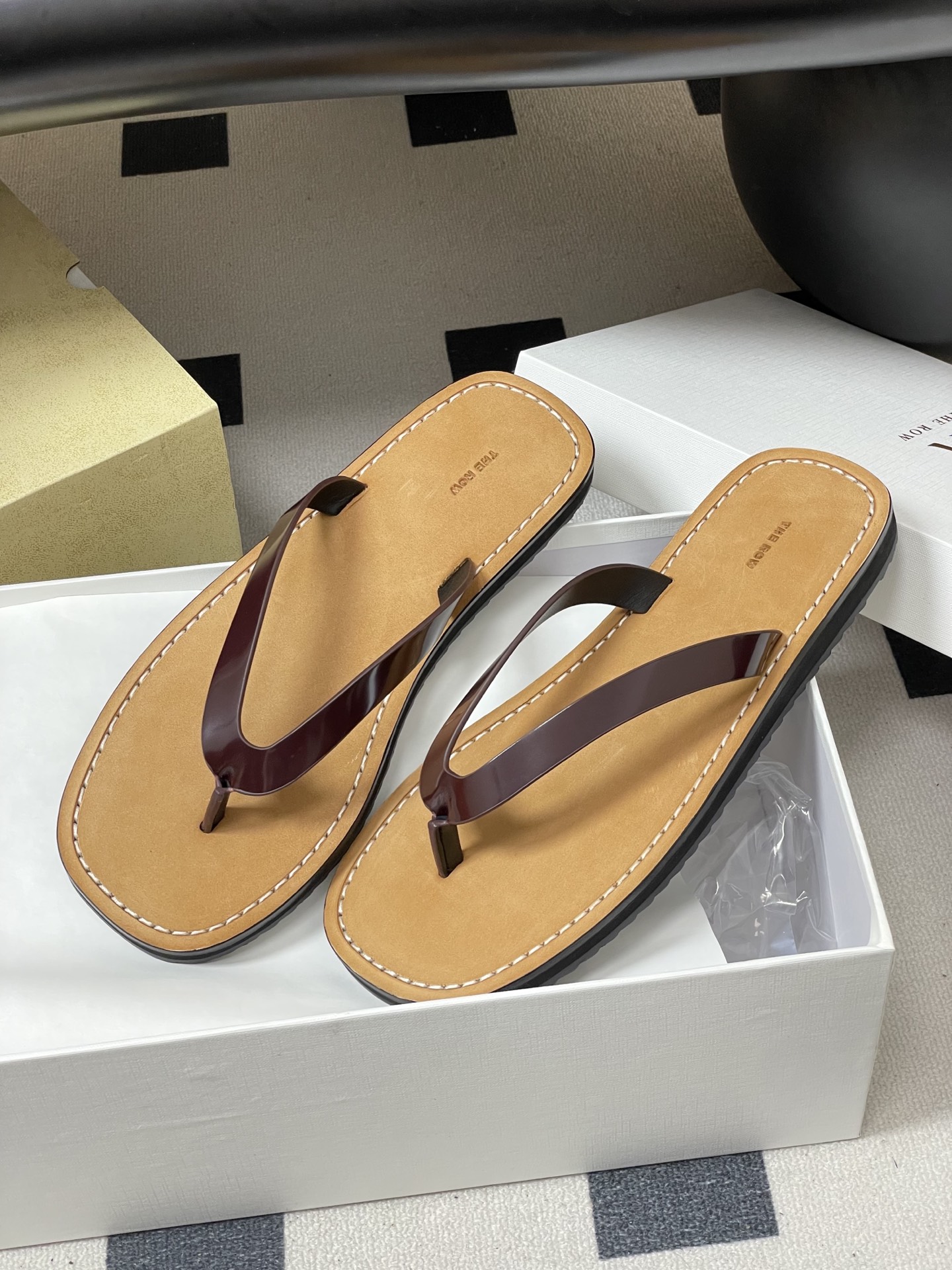 -THE ROW 26s春夏新款 TR 极简风人字拖鞋夹脚沙滩凉拖鞋 一眼沦陷的高级感，承包整个春夏的时