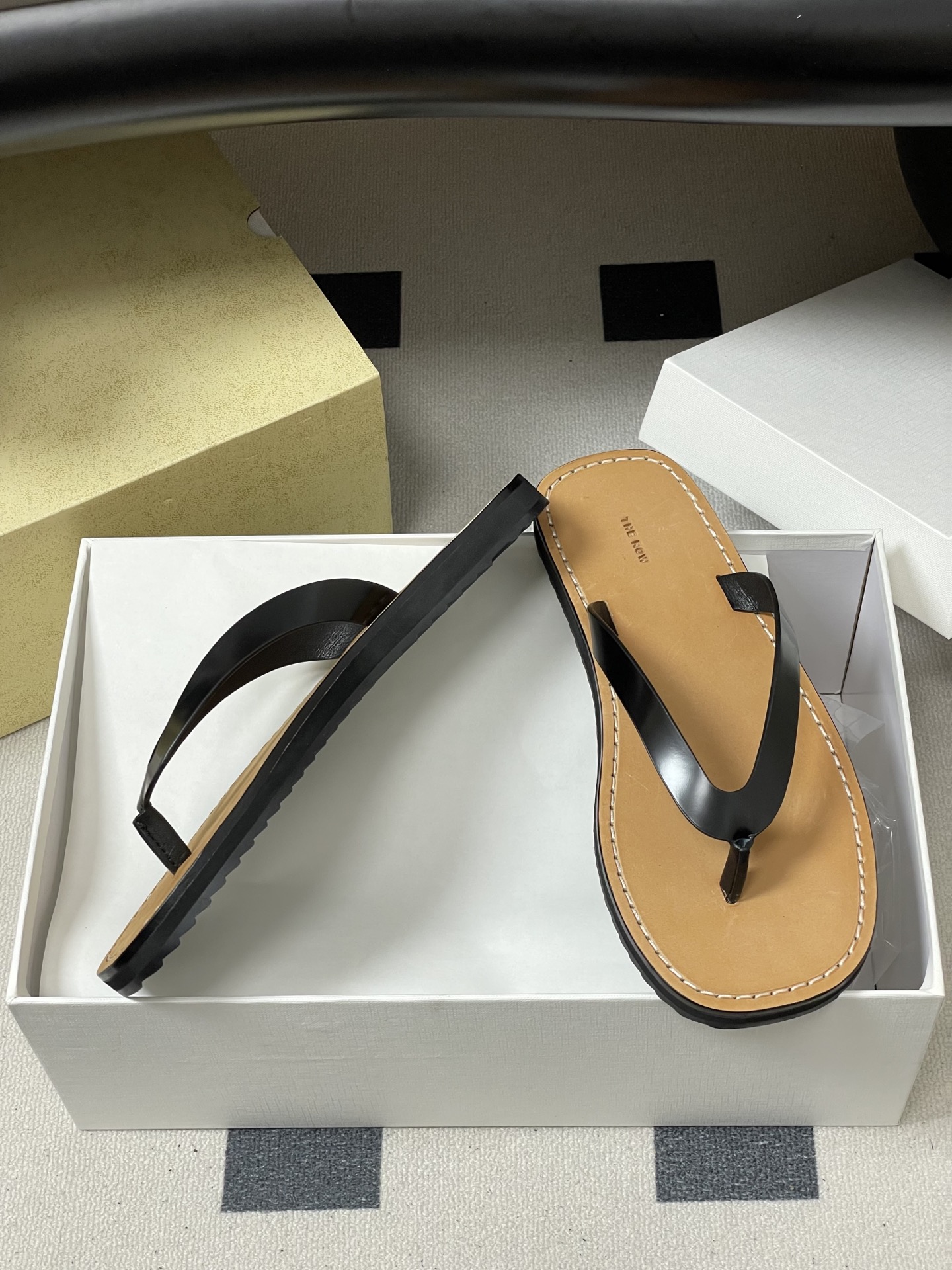 -THE ROW 26s春夏新款 TR 极简风人字拖鞋夹脚沙滩凉拖鞋 一眼沦陷的高级感，承包整个春夏的时