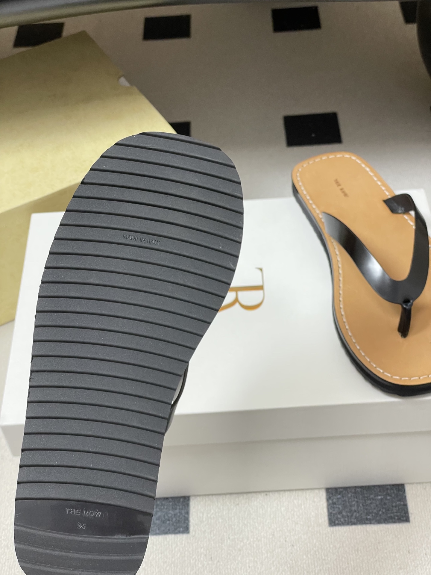 -THE ROW 26s春夏新款 TR 极简风人字拖鞋夹脚沙滩凉拖鞋 一眼沦陷的高级感，承包整个春夏的时