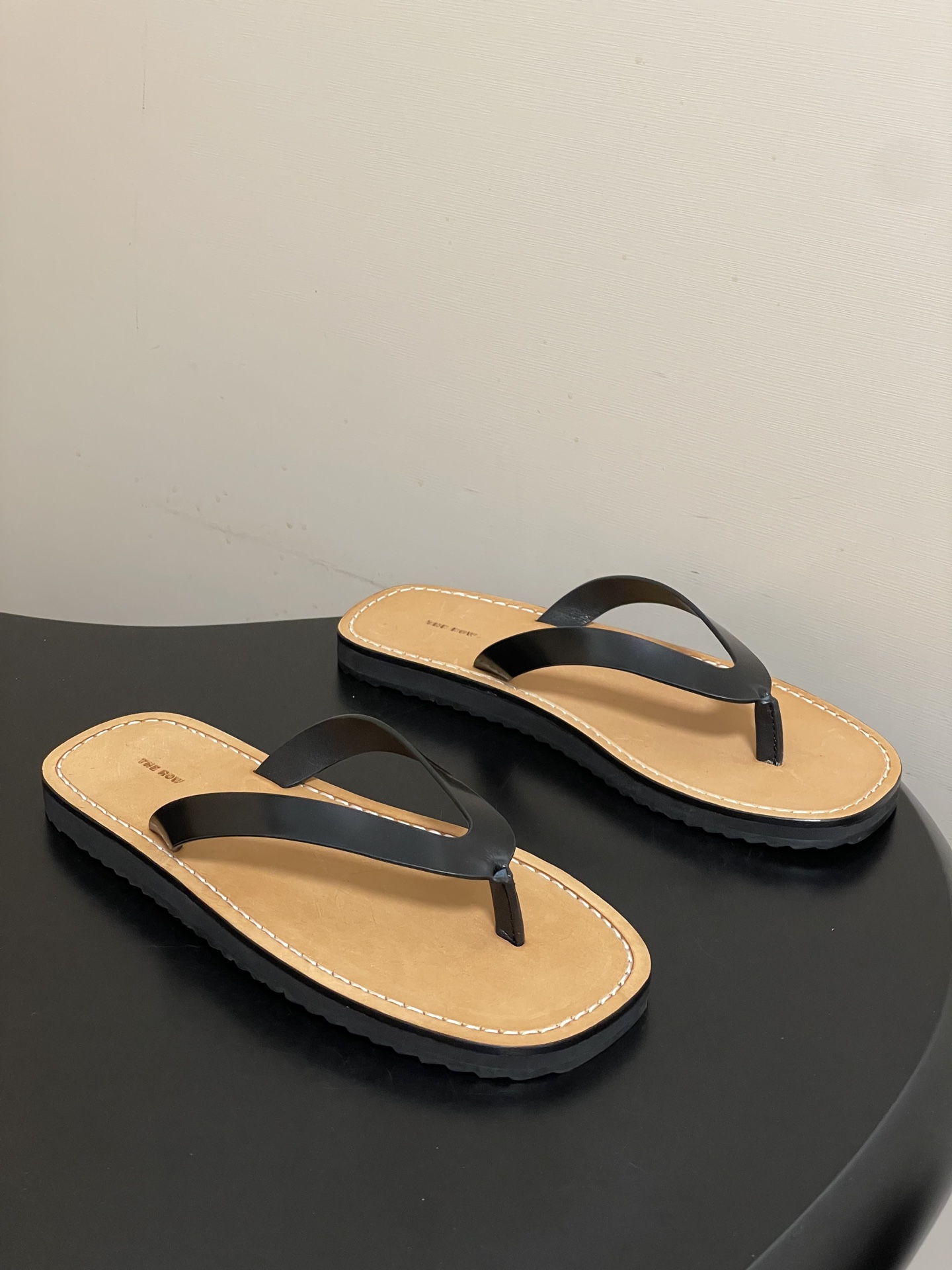 NO:787967,- THE ROW 26s new spring and summer TR minimalist style flip-flops flip-flops beach sandals. The sense of luxury can be captured at a glance, and they can carry the fashion throughout spring and summer. Real good shoes never need extra decoration. This pair of flip-flops takes minimalism as the design core and uses the purest lines to outline a sense of luxury. It can be easily adapted whether you are commuting, going on holiday or at home, becoming a 'versatile evergreen' in your shoe cabinet.  The king of all-match styles that never goes out of style, neat and capable, can be easily controlled in various styles, whether it is casual style or light and sophisticated style, it can be perfectly integrated, and you can’t go wrong with your eyes closed. The upper is made of beaded cowhide, the lining is made of cowhide, and the sole is molded rubber outsole.19860909- THE ROW 26s春夏新款 TR 极简风人字拖鞋夹脚沙滩凉拖鞋 一眼沦陷的高级感,承包整个春夏的时髦,真正的好鞋,从不需要多余装饰.这双人字拖以极简主义为设计内核,用最纯粹的线条勾勒出高级感,不管是通勤出街、度假出行还是日常居家,都能轻松适配,成为你鞋柜里的「百搭常青款」. 永不过时的百搭王者,利落干练,轻松驾驭各种穿搭风格,不管是休闲风还是轻熟风,都能完美融合,闭眼入不出错. 鞋面开边珠牛皮 内里垫脚牛皮 鞋底开模橡胶大底 码数35-39（40定做不退换）,分趾鞋,slippers,cowhide,Women's Shoes