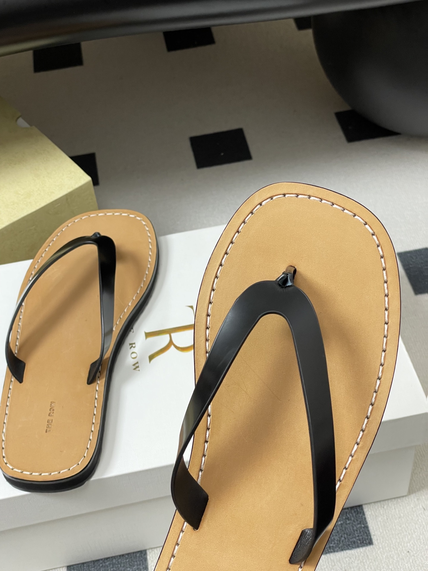 -THE ROW 26s春夏新款 TR 极简风人字拖鞋夹脚沙滩凉拖鞋 一眼沦陷的高级感，承包整个春夏的时