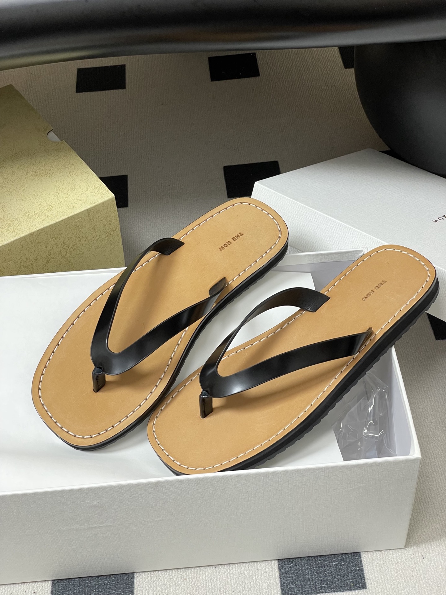 -THE ROW 26s春夏新款 TR 极简风人字拖鞋夹脚沙滩凉拖鞋 一眼沦陷的高级感，承包整个春夏的时