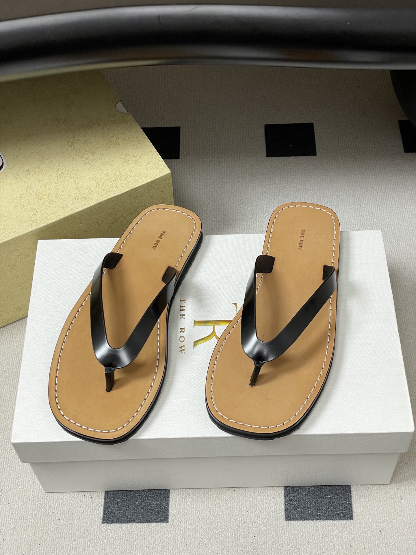 -THE ROW 26s春夏新款 TR 极简风人字拖鞋夹脚沙滩凉拖鞋 一眼沦陷的高级感，承包整个春夏的时