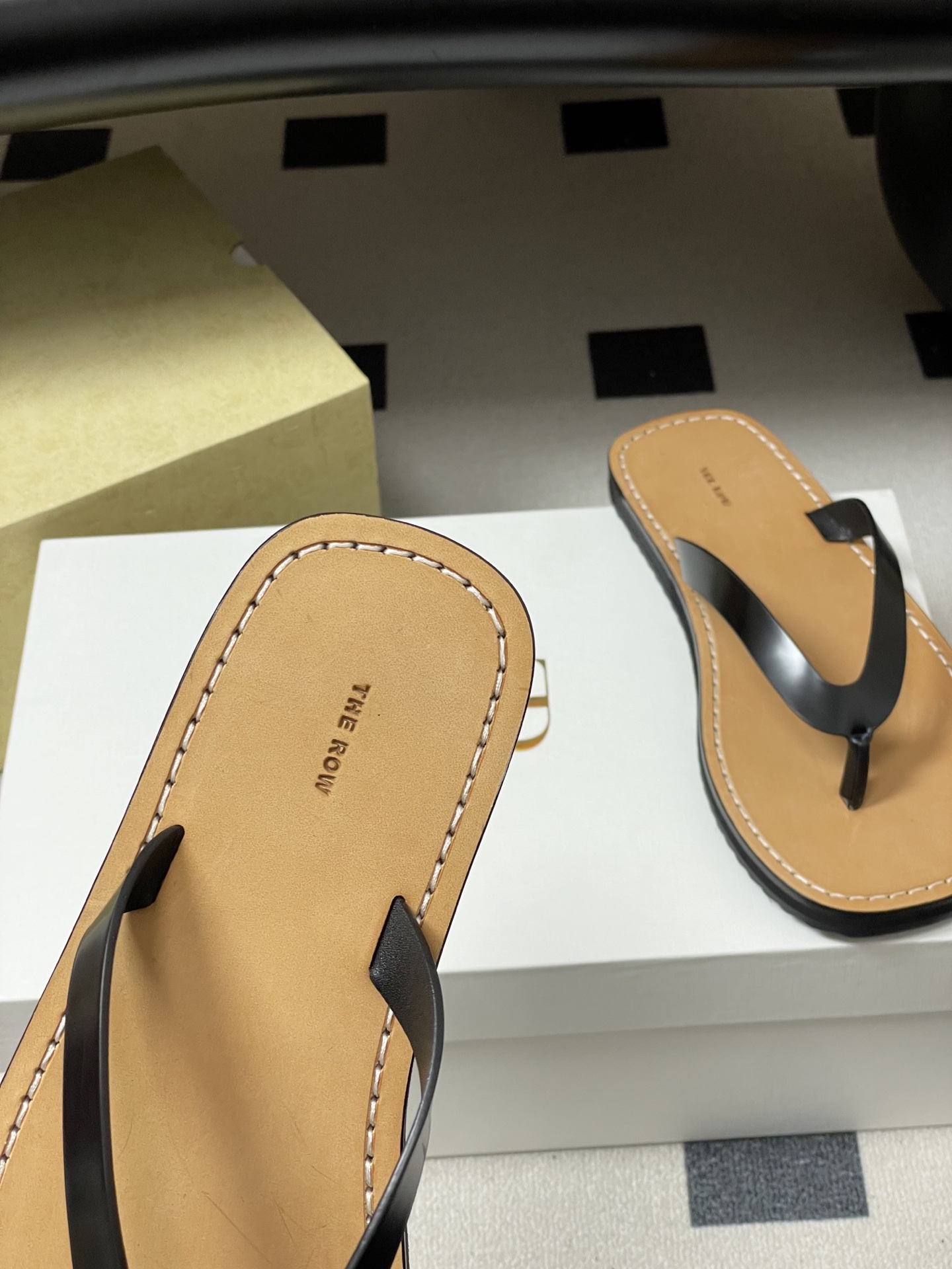 -THE ROW 26s春夏新款 TR 极简风人字拖鞋夹脚沙滩凉拖鞋 一眼沦陷的高级感，承包整个春夏的时