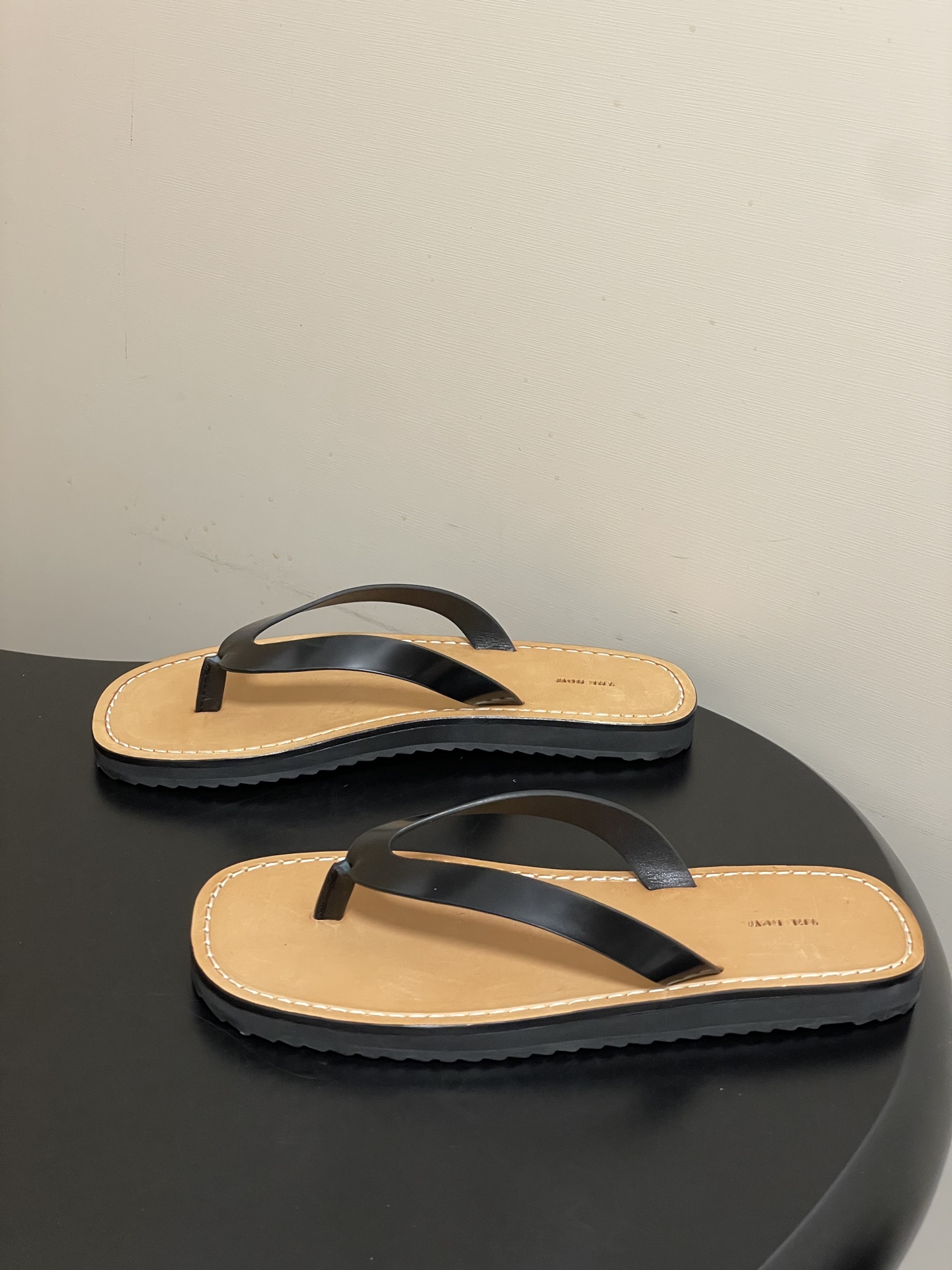 -THE ROW 26s春夏新款 TR 极简风人字拖鞋夹脚沙滩凉拖鞋 一眼沦陷的高级感，承包整个春夏的时