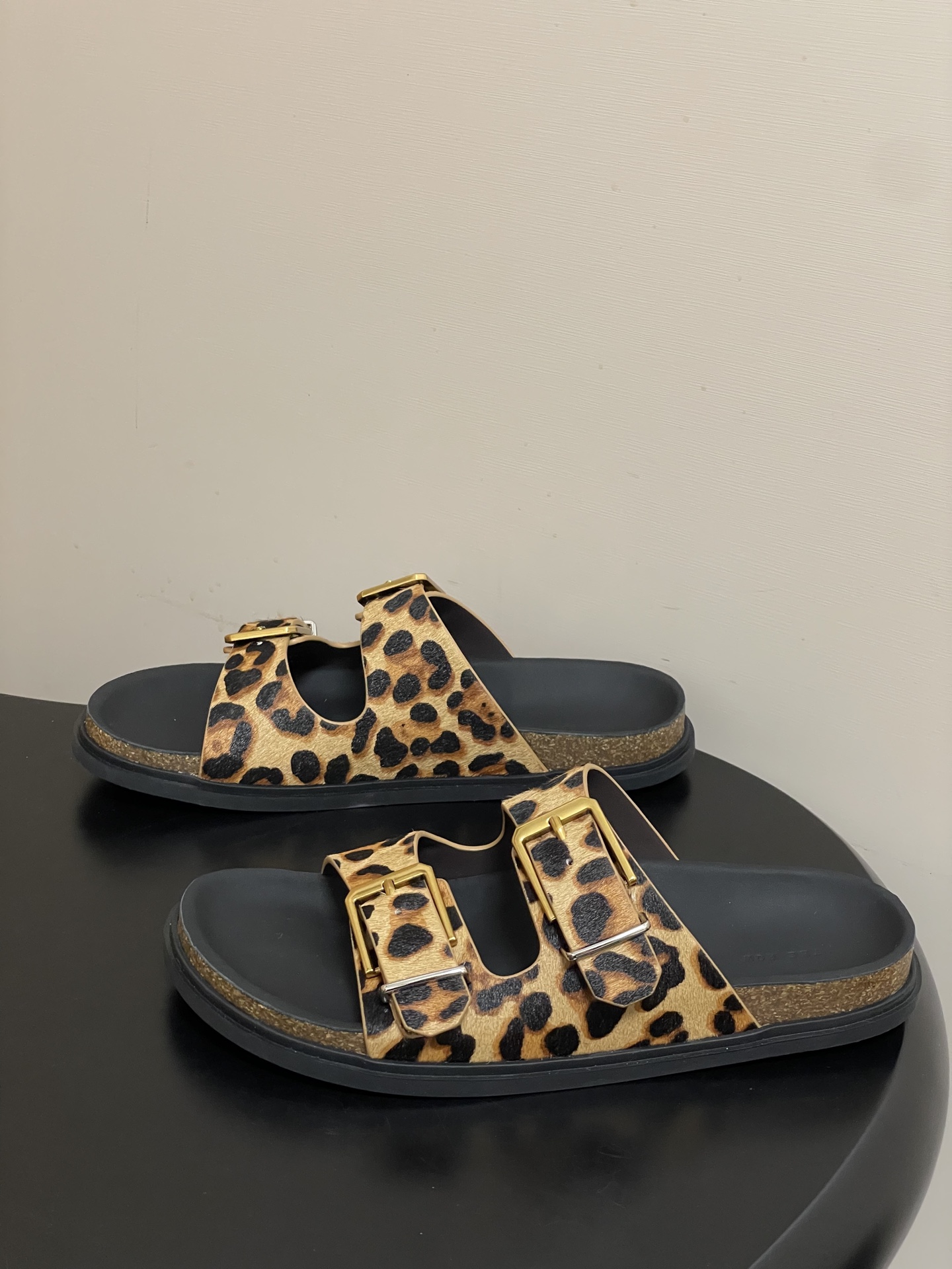 -THE ROW 26s春夏新款 TR 双带扣勃肯拖鞋马毛休闲沙滩凉拖鞋真正的好鞋，从不需要多余装饰。这