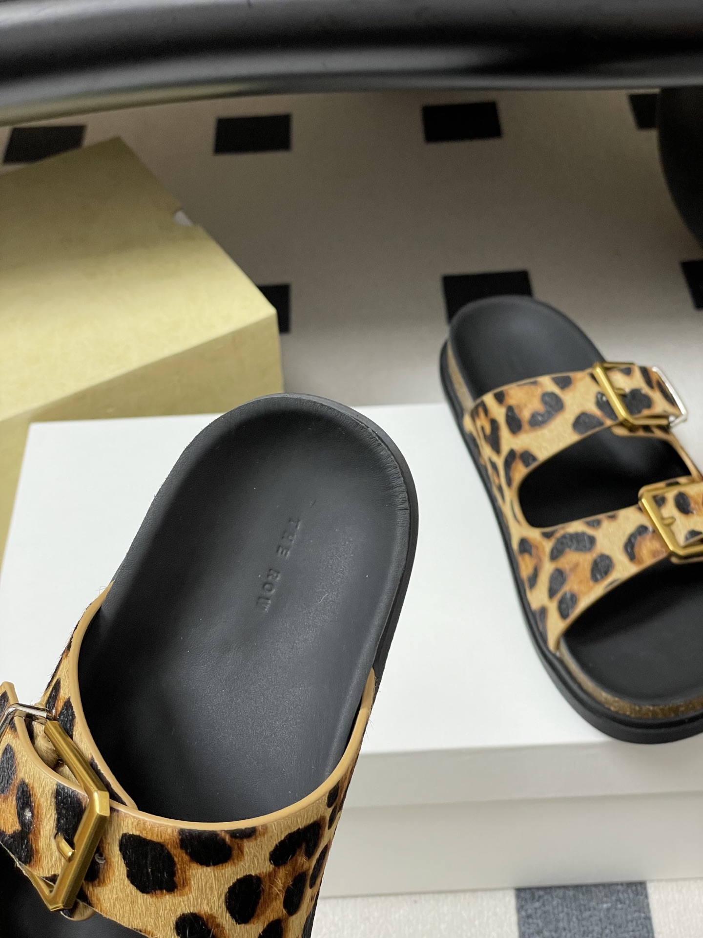 -THE ROW 26s春夏新款 TR 双带扣勃肯拖鞋马毛休闲沙滩凉拖鞋真正的好鞋，从不需要多余装饰。这