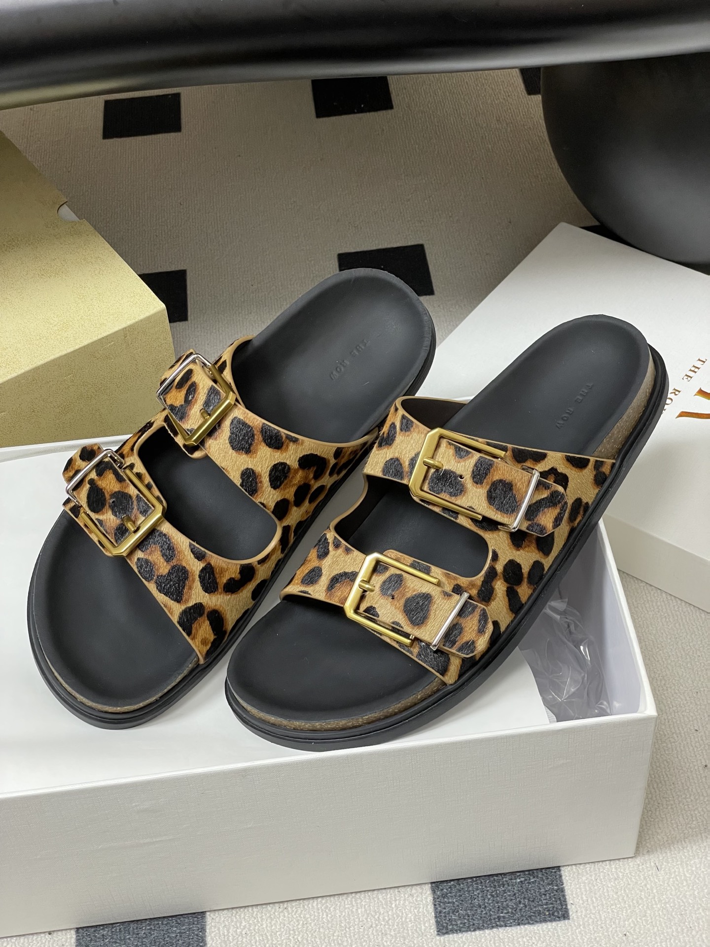 -THE ROW 26s春夏新款 TR 双带扣勃肯拖鞋马毛休闲沙滩凉拖鞋真正的好鞋，从不需要多余装饰。这