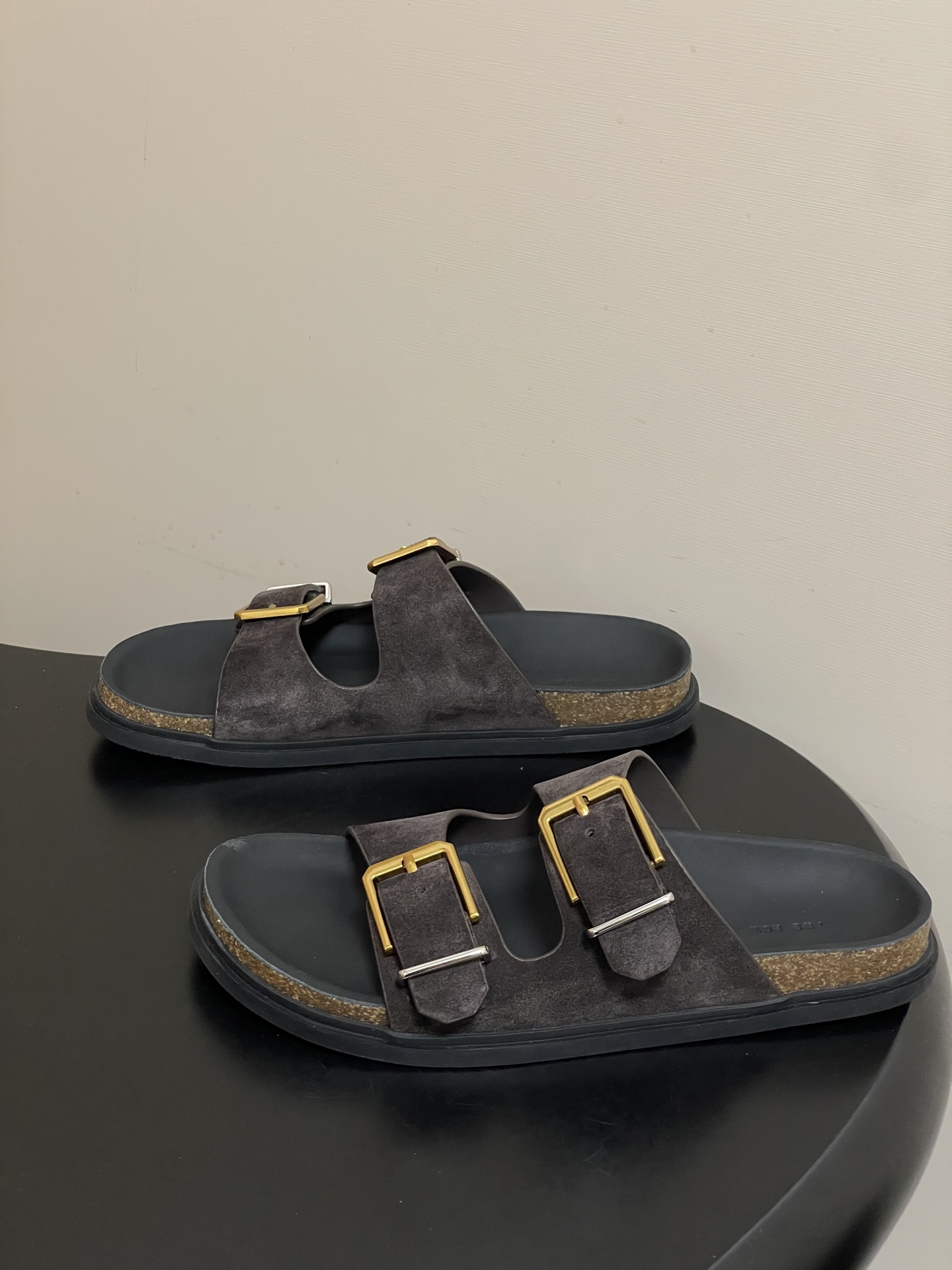 -THE ROW 26s春夏新款 TR 双带扣勃肯拖鞋马毛休闲沙滩凉拖鞋真正的好鞋，从不需要多余装饰。这