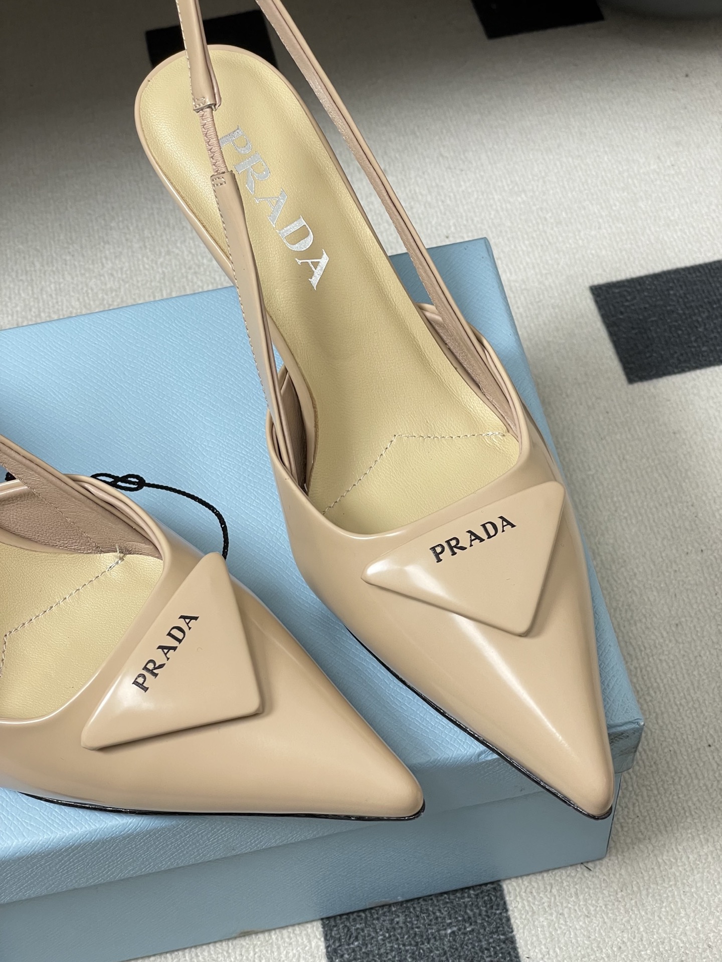 -Prada普拉达经典款三角标扣尖头细高跟后空凉鞋小猫跟凉鞋绝美尖头跟鞋 时尚界久违的极简之美经典时尚配