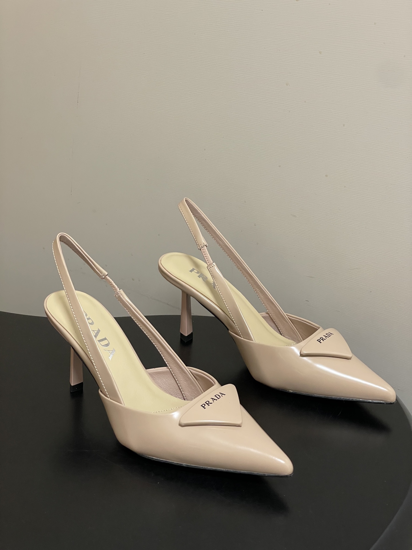 -Prada普拉达经典款三角标扣尖头细高跟后空凉鞋小猫跟凉鞋绝美尖头跟鞋 时尚界久违的极简之美经典时尚配